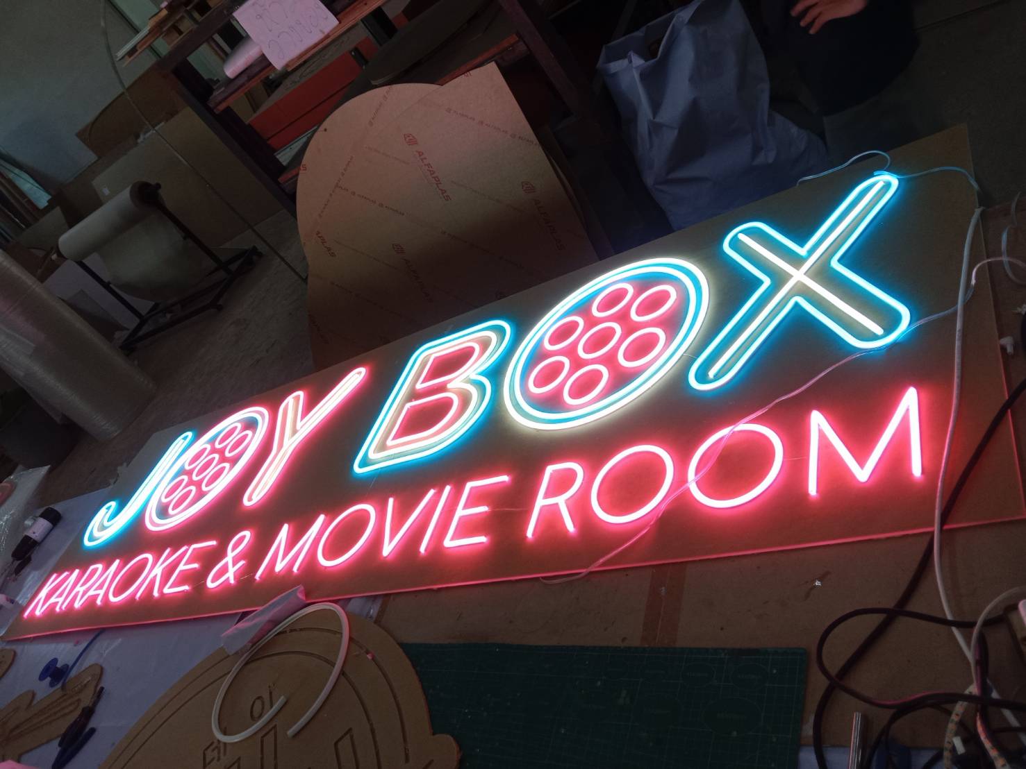 ป้ายไฟนีออนเฟล็กซ์ “JOY BOX – KARAOKE & MOVIE ROOM” เสน่ห์ของแสงสีที่ดึงดูดทุกความสนุก