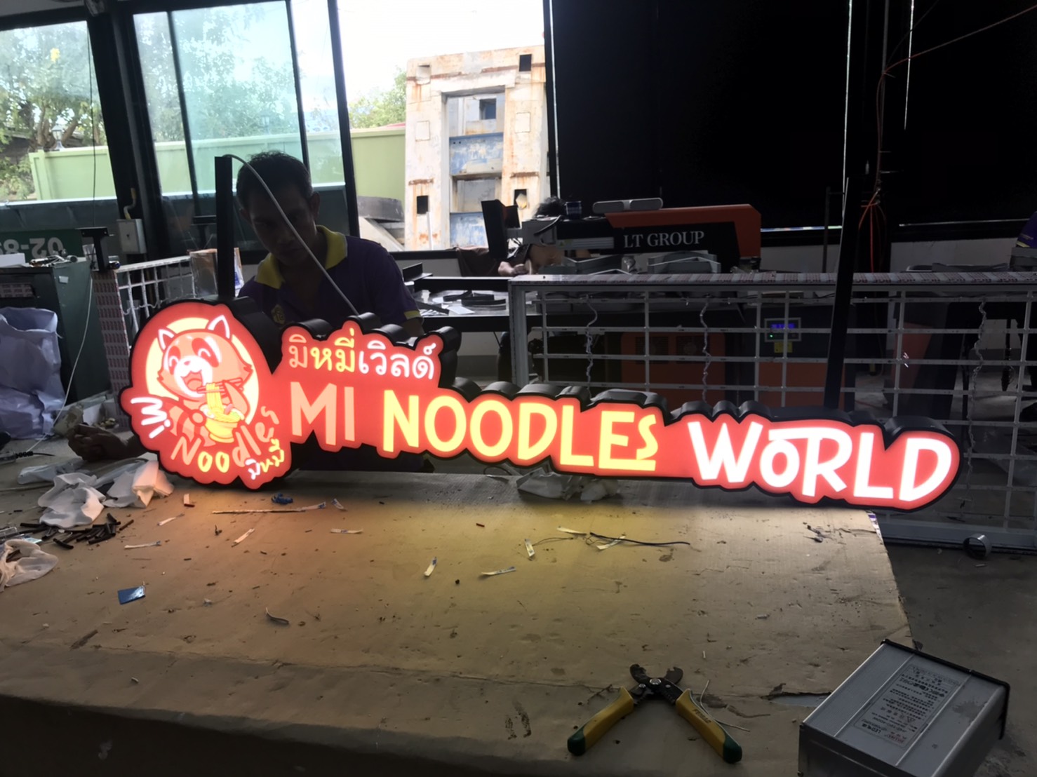 ป้ายไฟหน้าร้านตัวอักษรไฟออกหน้าแอลอีดี งานMI NOODLES WORLD มิหมี่เวิลด์