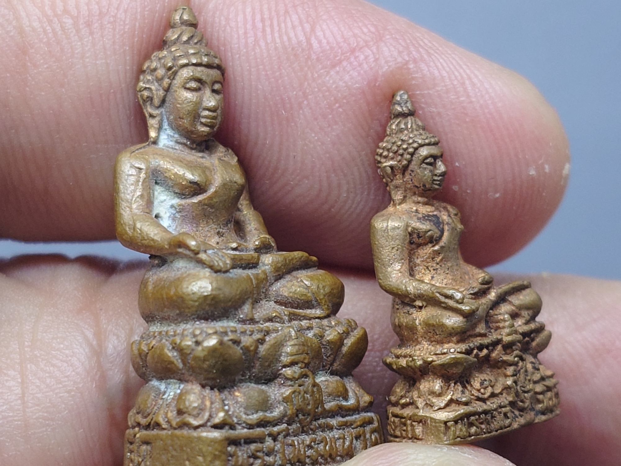 พระกริ่งไพรีพินาศ พระชัยวัฒน์ ไพรีพินาศ ญสส. เนื้อทองแดง รุ่นเจริญสุข วัดบวรนิเวศวิหาร ปี2542 พร้อมกล่องไม้เดิมๆ