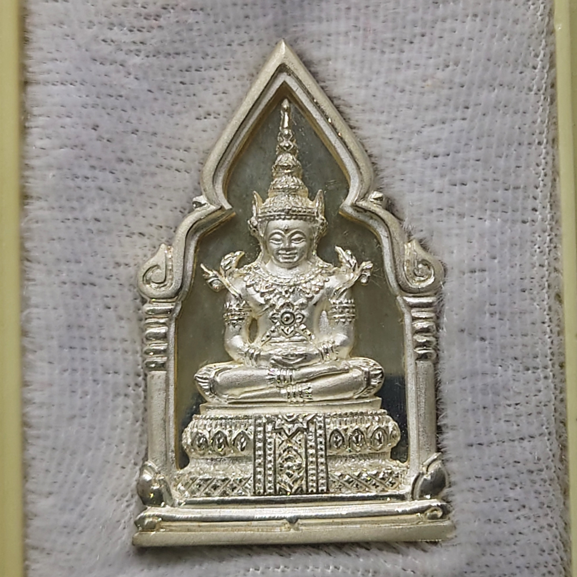 พระพุทธมหามณีรัตนปฏิมากร (พระแก้วมรกต) เนื้อเงิน พิมพ์ใหญ่