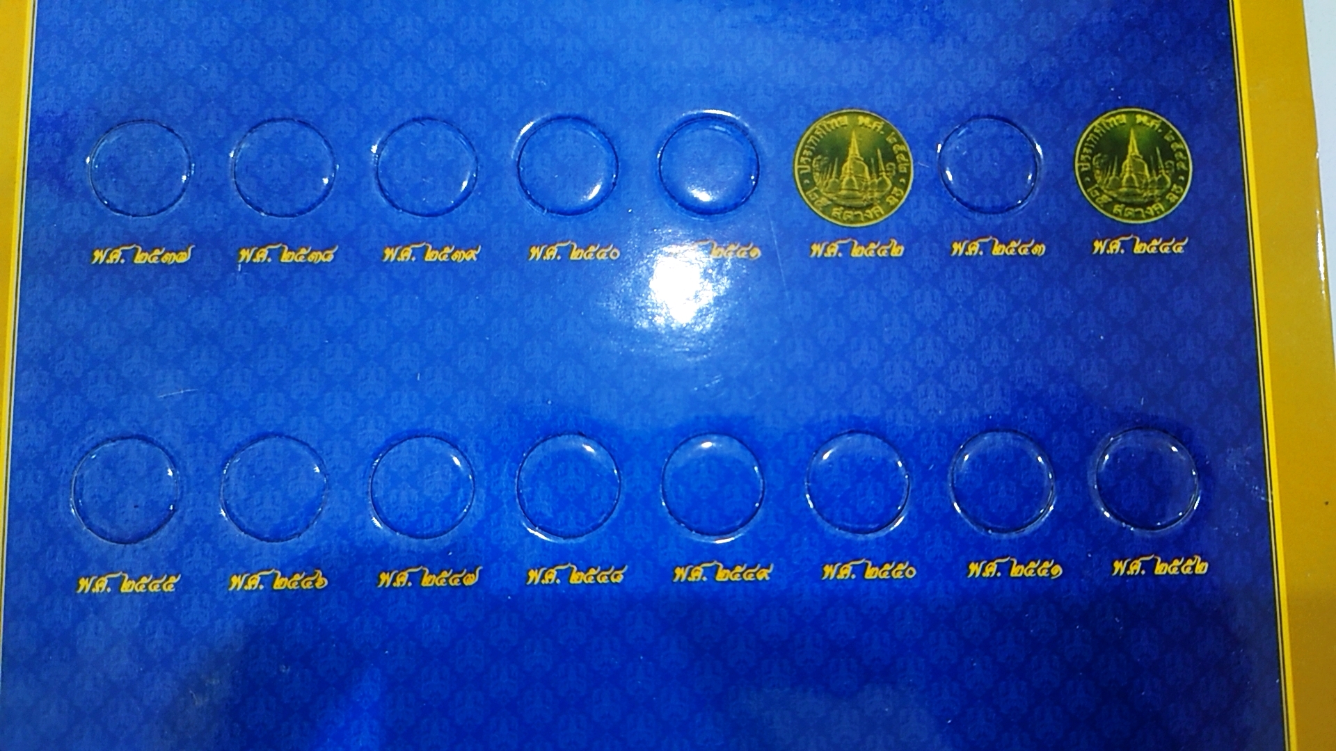 แผงใส่เหรียญ 25 สตางค์ หมุนเวียน รัชกาลที่ 9 ครบชุด 33 ช่อง สีแดง/น้ำเงิน แผงเปล่าใส่เหรียญ คุณภาพดี