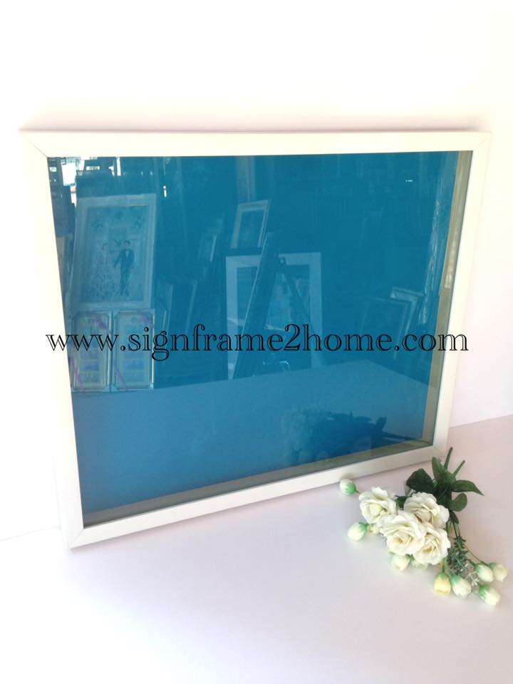 กรอบใส่พวงมาลัยงานแต่ง กรอบทรงลึก ไม้เรียบโมเดลสีขาส กำมะหยีฟ้า 20x24"