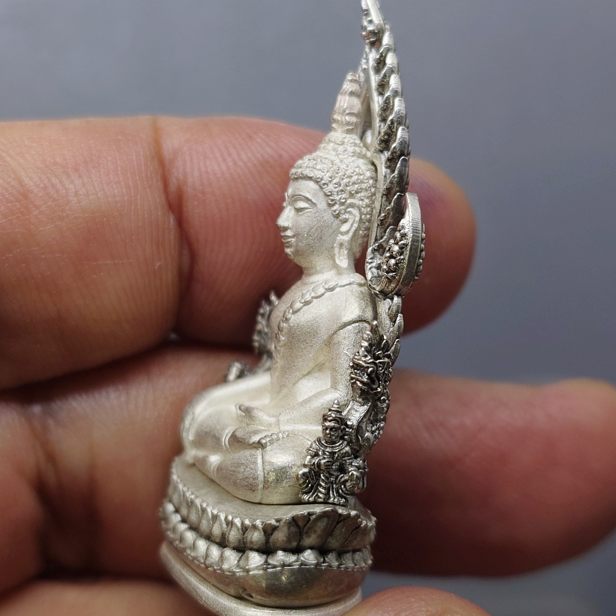 พระพุทธชินราช พิมพ์แต่งฉลุลอยองค์ เนื้อเงิน ลงยาดำ รุ่นจอมราชันย์ วัดพระศรีรัตนมหาธาตุ พิษณุโลก ปี2555 ตลับเดิม สภาพสวยๆ