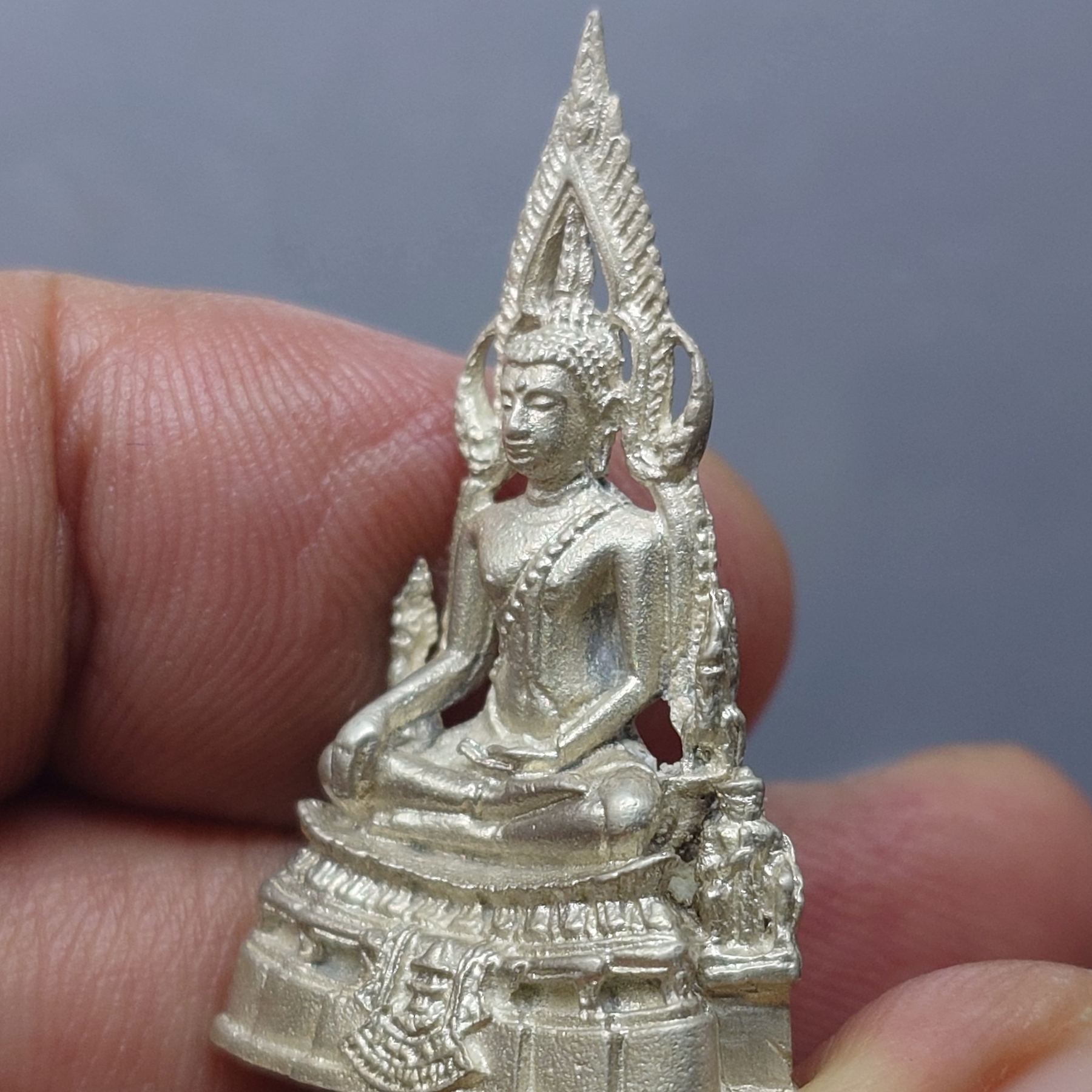 กริ่งพระพุทธชินราช รุ่นทรงมาลาเบี่ยง รุ่นแรก รุ่นเดียว เนื้อเงิน พิมพ์ใหญ๋ วัดพระศรีรัตนมหาธาตุ ปี2520 นิยม หายาก พร้อมตลับเดิม