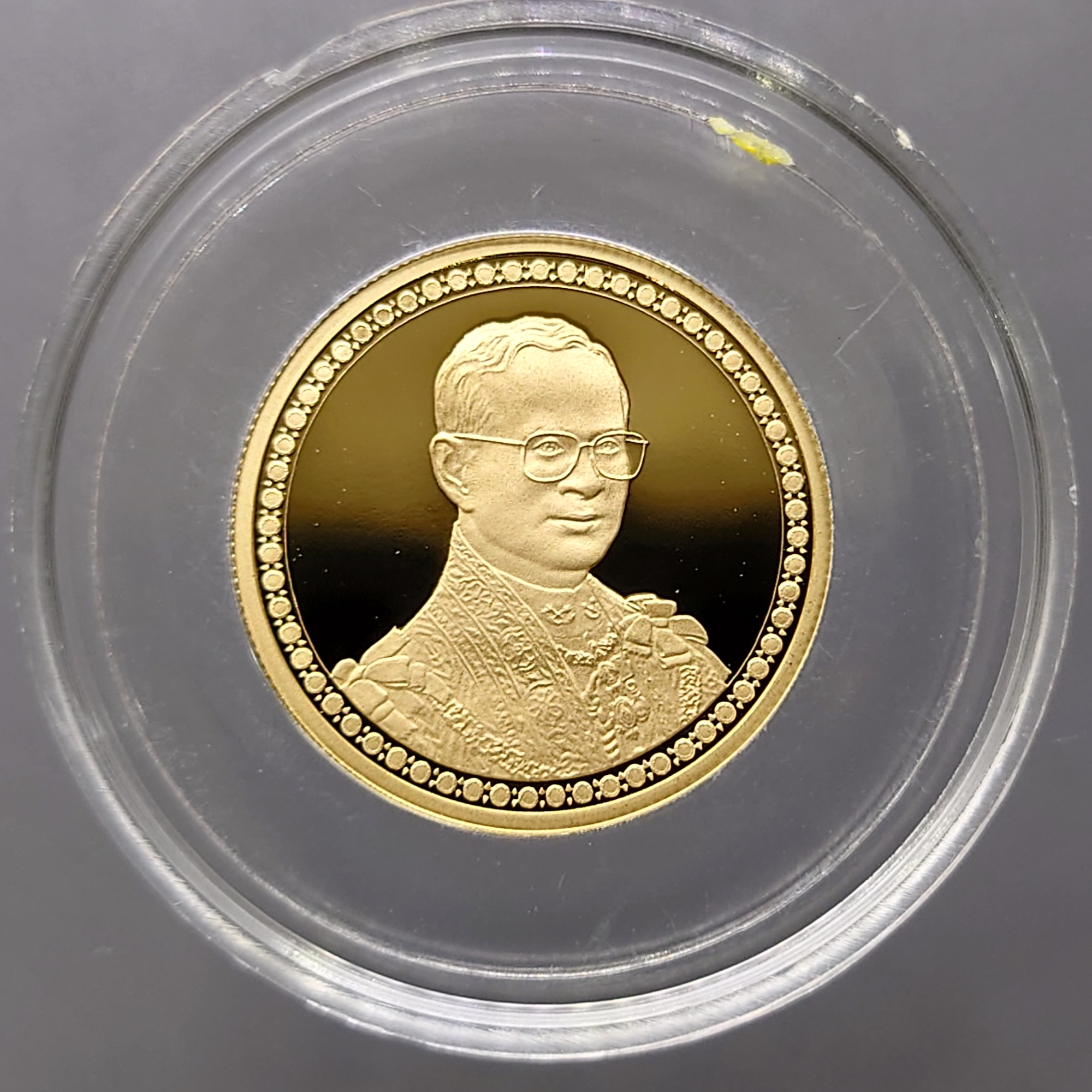 เหรียญทองคำขัดเงา โฮโลแกรม ชนิดราคา 12000 บาท ที่ระลึกฉลองสิริราชสมบัติครบ 60 ปี รัชกาลที่9 พ.ศ.2549 พร้อมกล่องไม้ใบเซอร์