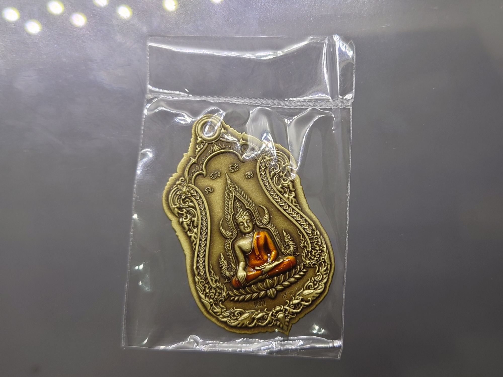 เหรียญพระพุทธชินราช หลัง ท้าวเวสสุวรรณ รุ่นขุมทรัพย์มหาเทพ (เหรียญแจก) เนื้อทองระฆังซาตินลงยาจีวร วัดสุทัศน์ๆ มูลนิธิมิราเคิ่ลออฟไลฟ์ๆ จัดสร้าง ปี2565