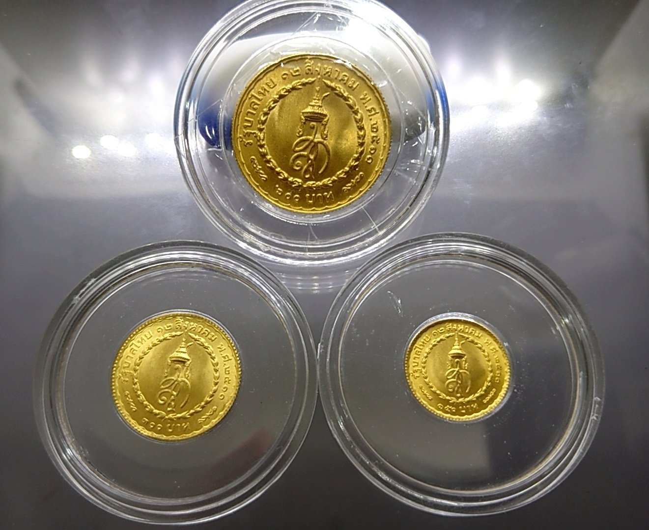 เหรียญทองคำ ครบชุด ที่ระลึกพระชนมายุครบ 3 รอบ ราชินี พ.ศ.2511 ไม่ผ่านใช้ สภาพสวย