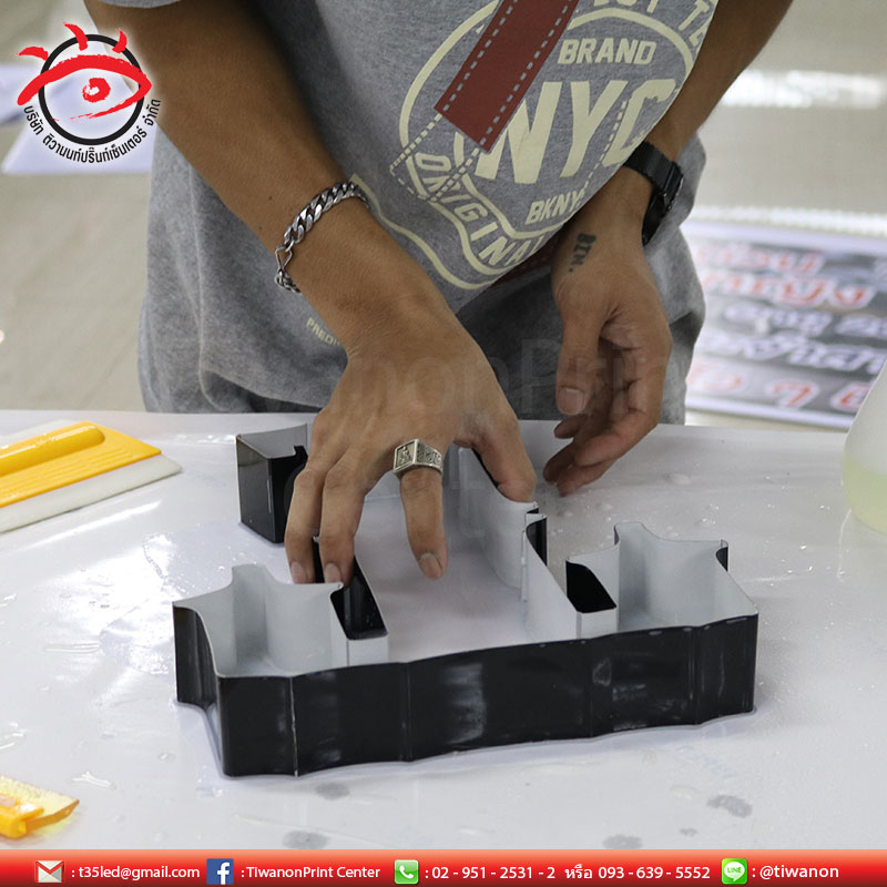 ป้ายตัวอักษรและโลโก้นู้นๆ เพิ่มความโดดเด่นให้หน้าร้านดูตูมๆ จาก PET CARNIVAL