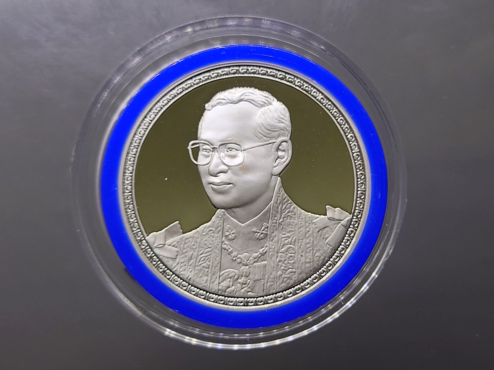 เหรียญเงินขัดเงา 600 บาท ที่ระลึก 75 พรรษา ในหลวงรัชกาลที่9 พ.ศ.2545 พร้อมกล่องหนังและใบเซอร์