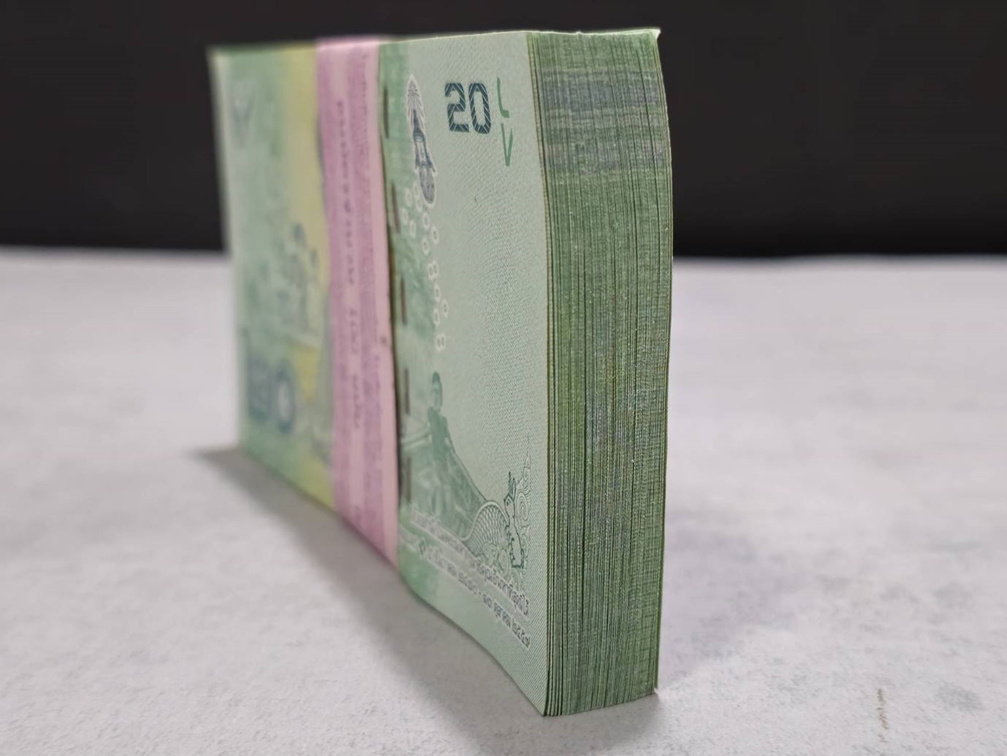 ธนบัตรยกแหนบ 100 ใบ เรียงเลข ธนบัตร 20 บาท แบบ 16.5 ไม่ผ่านใช้งาน พร้อมบรรจุตลับ (มีเลขสวย เลขกระจก)