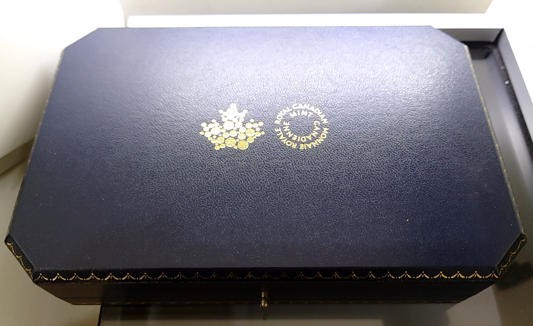 ชุดเหรียญที่ระลึก 3 เหรียญ เฉลิมพระเกียรติ รัชกาลที่9 ครบ 88 พรรษา พร้อมกล่องใบเซอร์