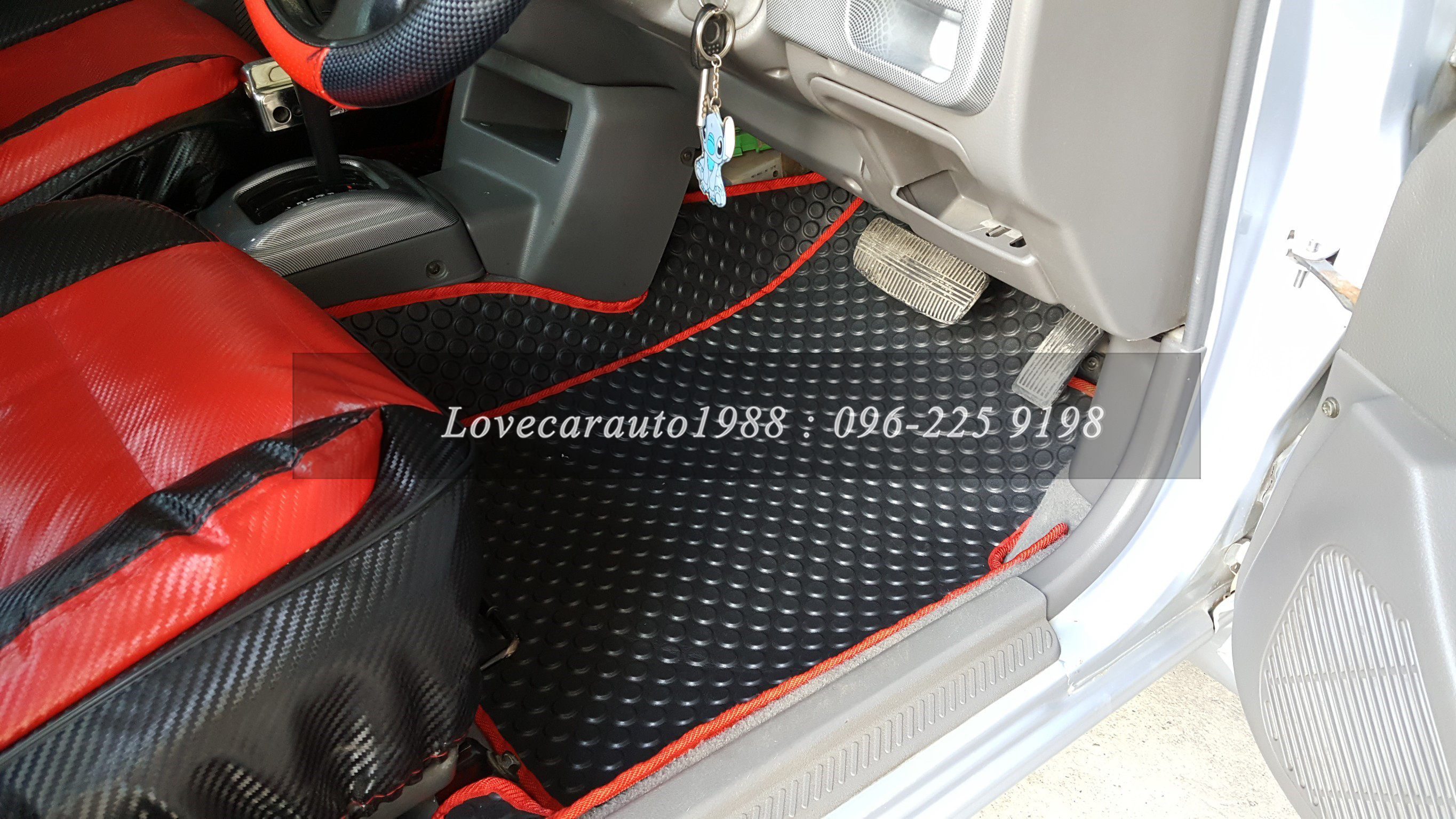 ยางปูรถยนต์ NISSAN NV กระดุมดำขอบแดง