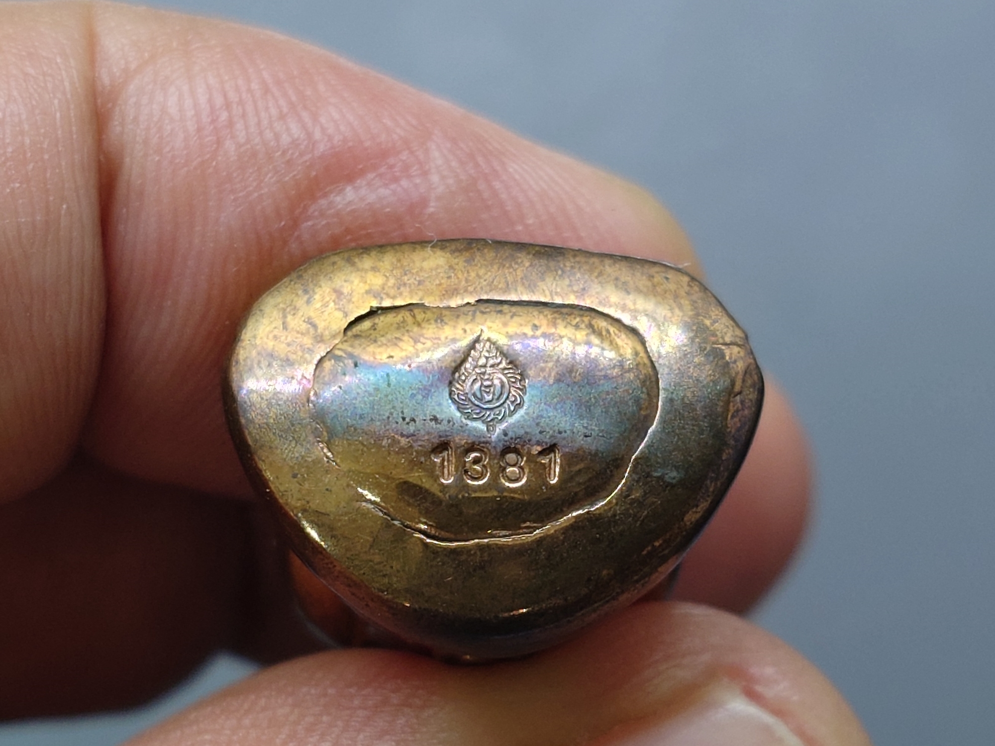 พระกริ่งล้มลุก ท่านเจ้ามาบรรจุอิทธิธาตุ (ย้อนยุค) เนื้อนวะโลหะ รุ่นรักษ์แผ่นดิน ในโอกาสกรมยุทธศึกษาทหารบก สถาปนาครบ ๑๐๙ ปี วัดสามปลื้ม ปี2544 พร้อมกล่องเดิม