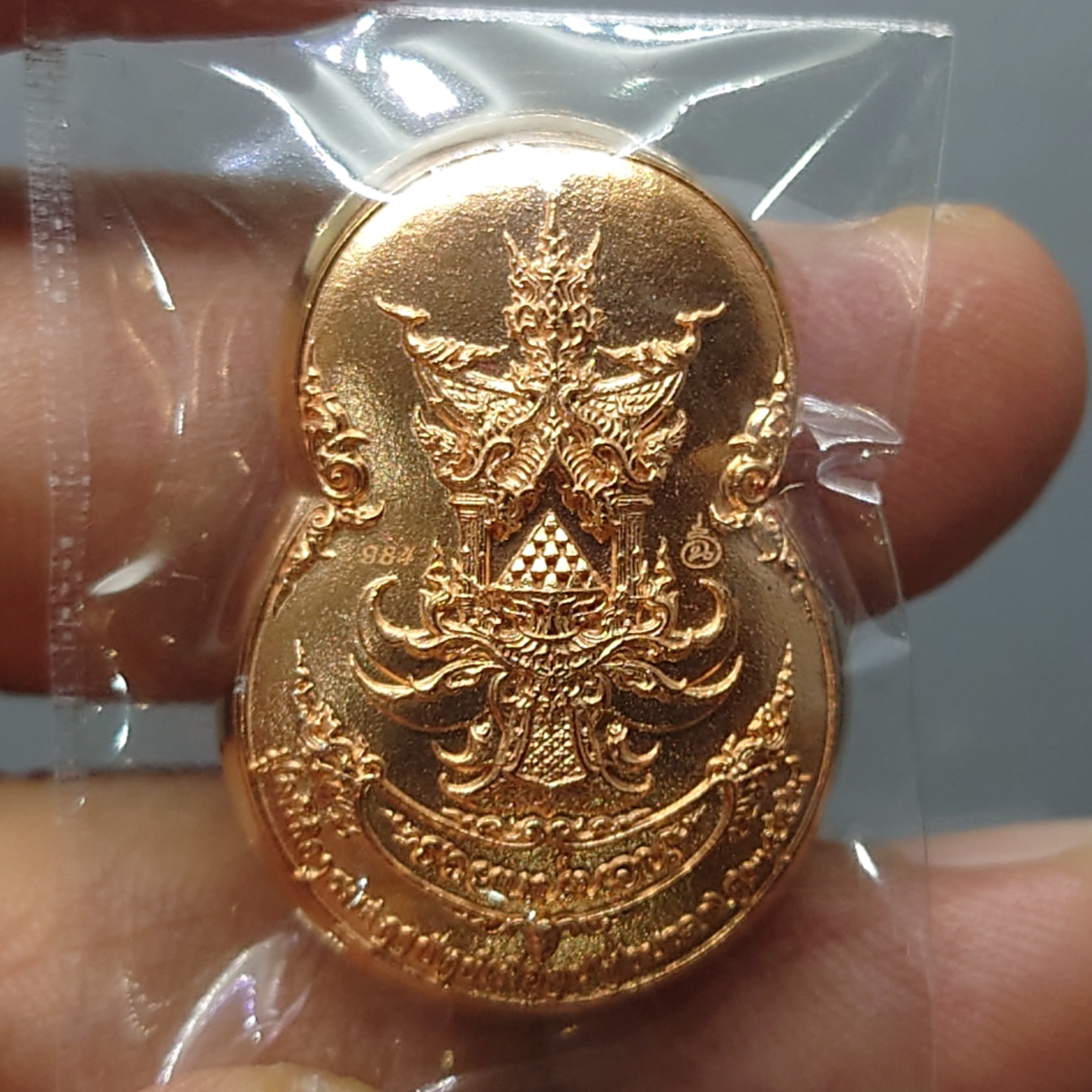 เหรียญกริ่งหนุมาน อารยสถาปัตย์ เนื้อสัตตะโลหะ พิมพ์เล็ก ออกแบบ และควบคุมการสร้างโดย อ.เฉลิมชัย โฆษิตพิพัฒน์ พร้อมกล่องเดิมและใบเซอร์