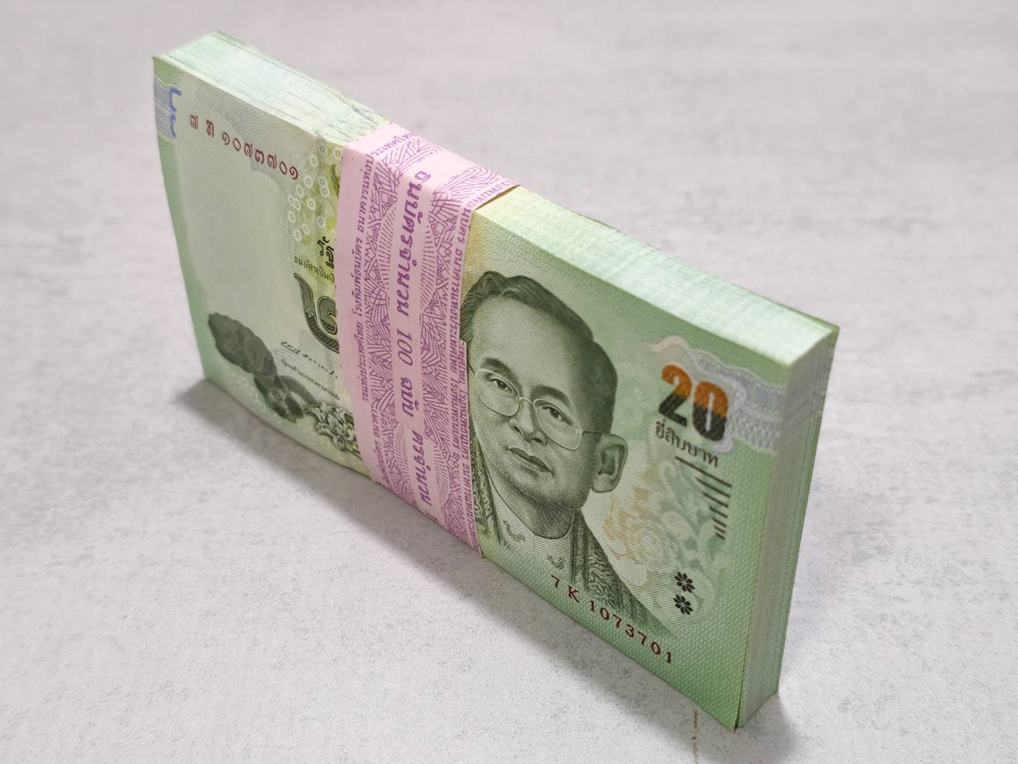 ธนบัตรยกแหนบ 100 ใบ เรียงเลข ธนบัตร 20 บาท แบบ 16.5 ไม่ผ่านใช้งาน พร้อมบรรจุตลับ (มีเลขสวย เลขกระจก)