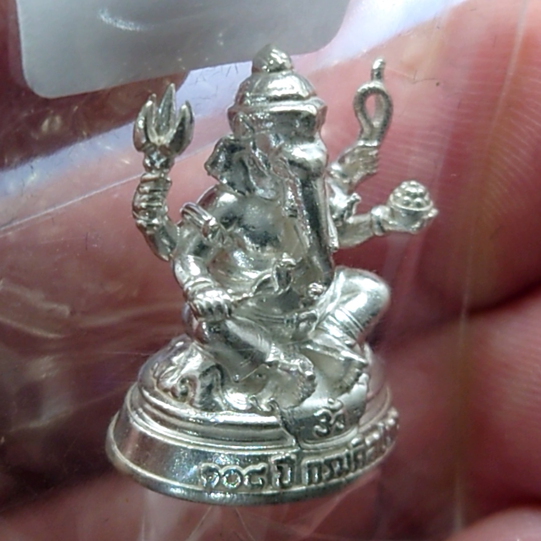 พระพิฆเนศ ที่ระลึก 108 ปี แห่งการสถาปนากรมศิลปากร เนื้อเงิน ขนาดสูง 2.1 เซน ปี2562 พร้อมกล่องเดิม