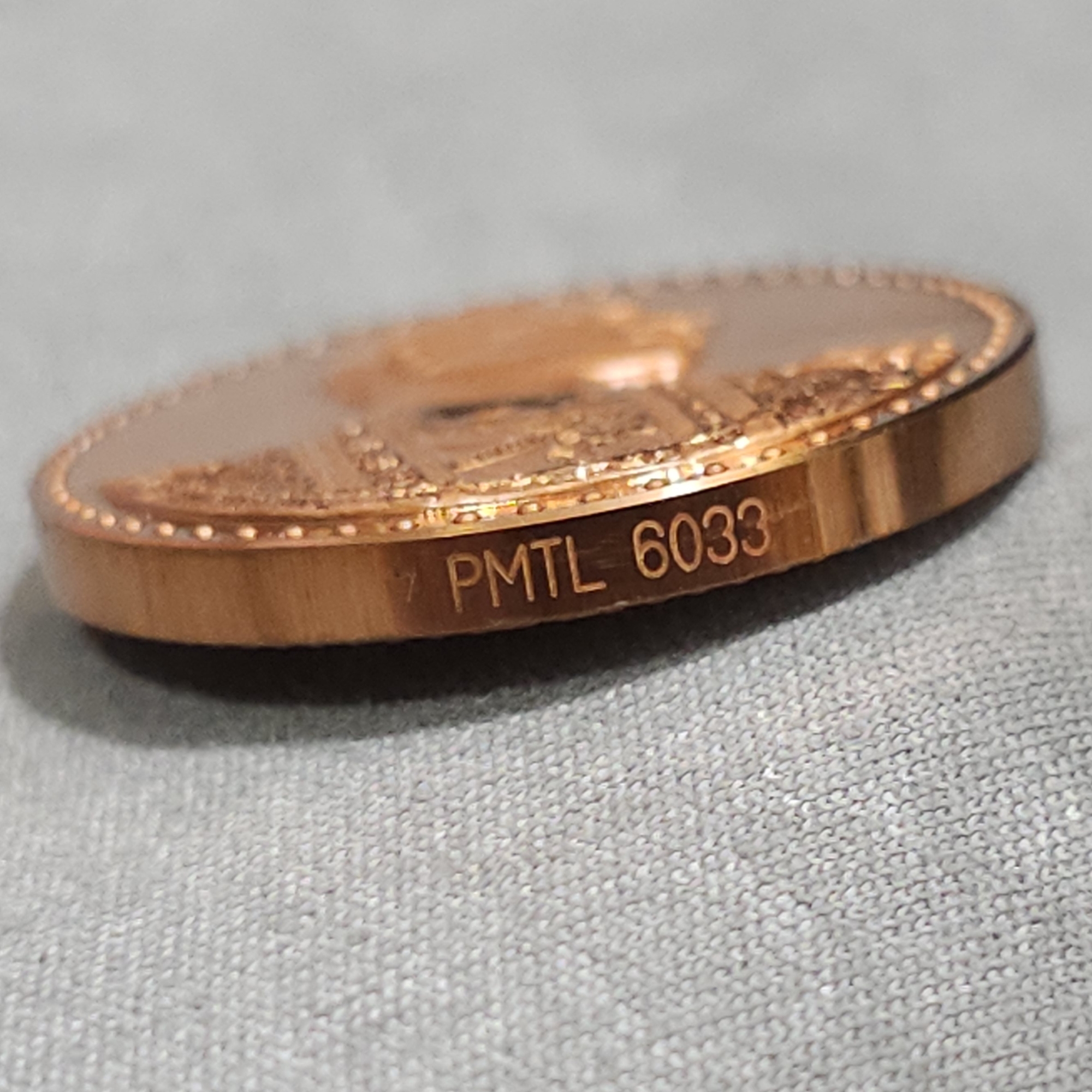 เหรียญที่ระลึก เนื้อทองแดงขัดเงา พระบาทสมเด็จพระเจ้าอยู่หัว รัชกาลที่ 9 ครบรอบ 75 พรรษา ภปร จัดสร้างโดย รพ.ศิริราช ปี2545 (ตลับชำรุด)