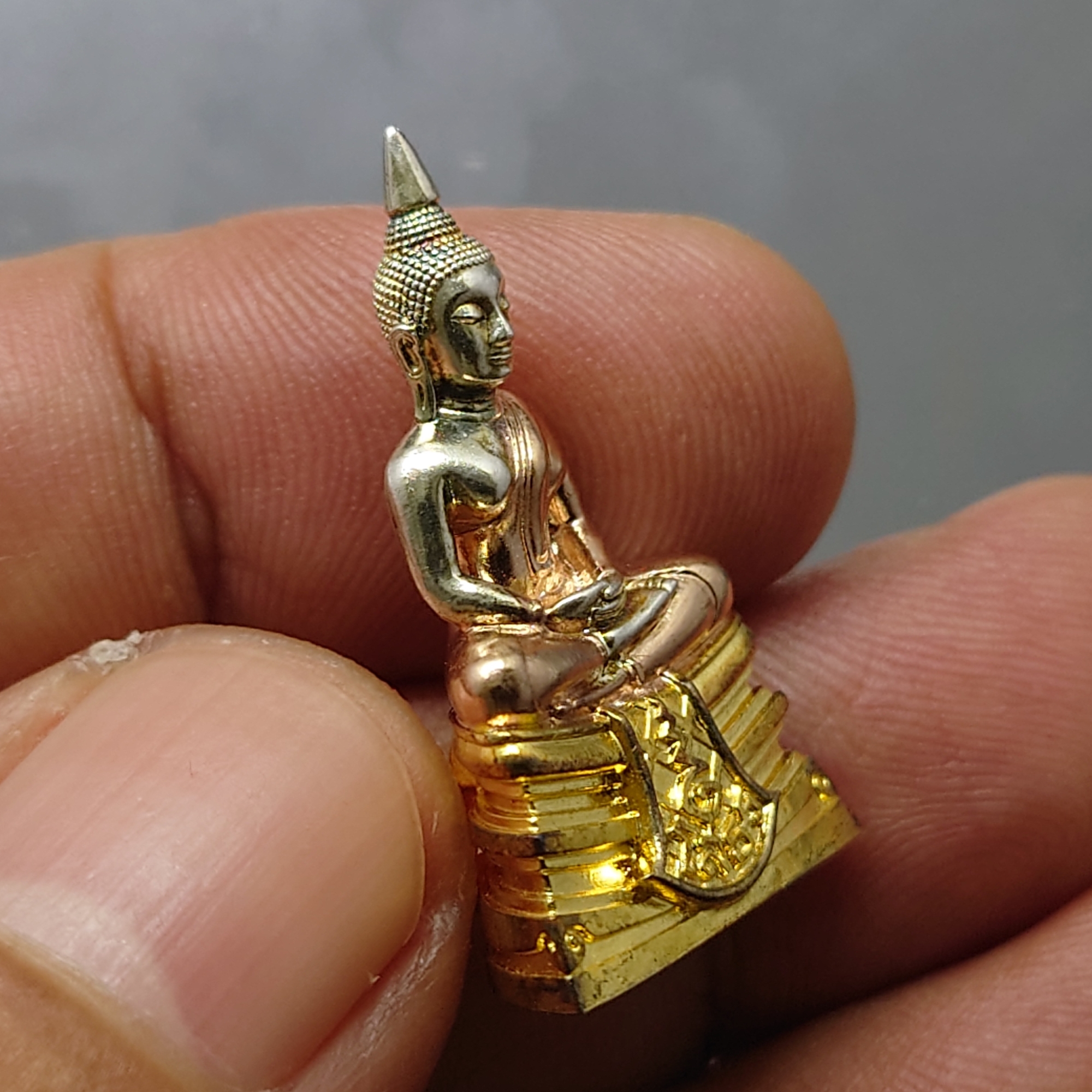 หลวงพ่อโสธร เนื้อเงิน สามกษัตริย์ รุ่น 100 ปี ตำรวจแปดริ้ว พิธีพุทธาภิเษก ณ วัดโสธรวรารามวรวิหาร พ.ศ.2559 โคท 2723 พร้อมกล่องเดิม