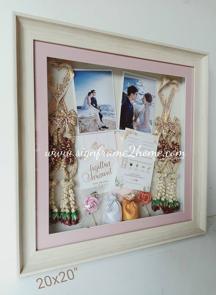 กรอบรูปทรงลึกงานแต่ง ลายไม้ลายบีชเว้า ขนาด 20x20" ปูพื้นสีครีมอ่อน พร้อมเสริมโฟโต้เม้าสีชมพูอ่อน