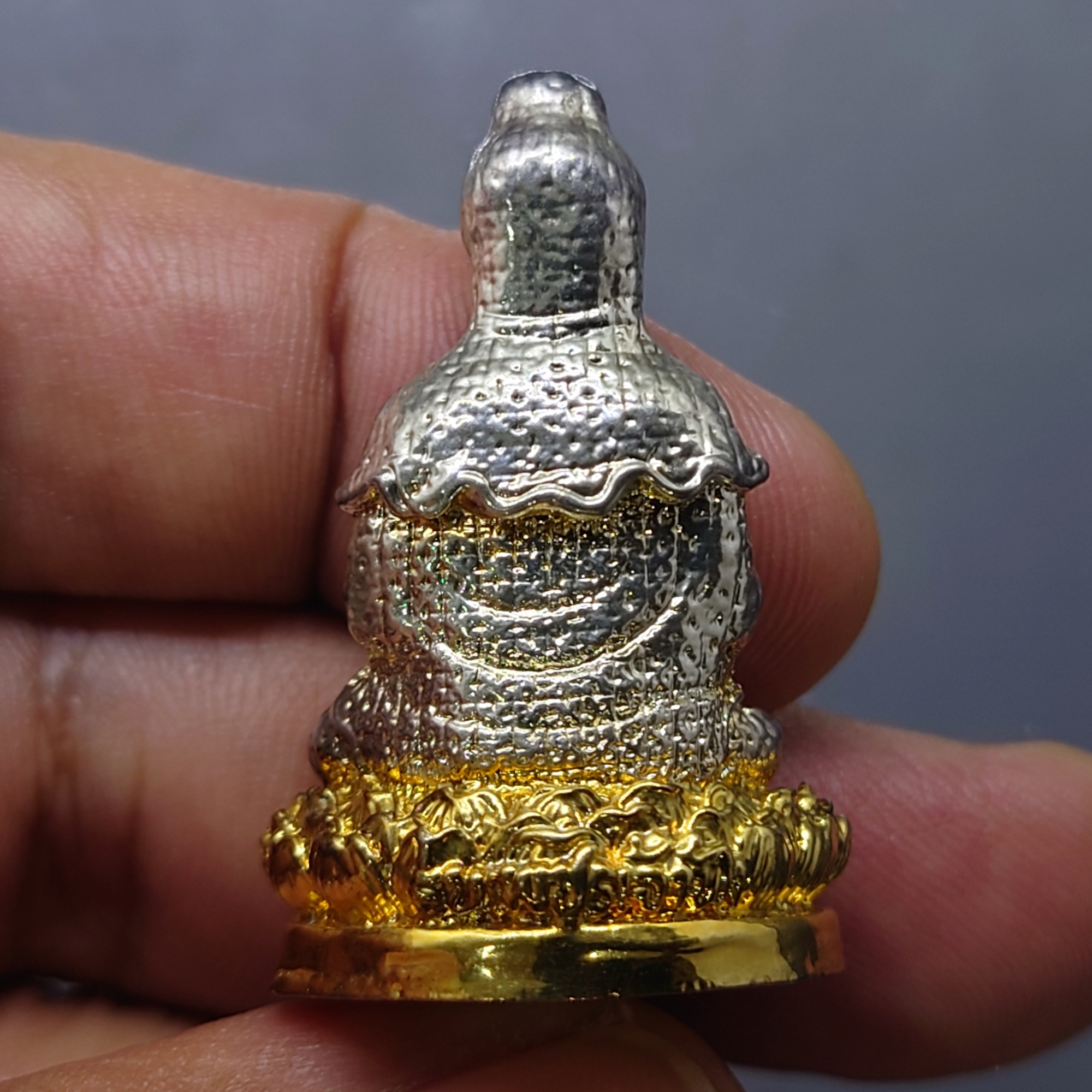 พระโพธิสัตว์กวนอิม รุ่นเพชรเจ้าฟ้า พิมพ์ใหญ่ เนื้อโลหะสามกษัตริย์ ฝังเพชรที่หน้าผาก อภิมหาพุทธาภิเษก ณ วัดบวรนิเวศวิหาร ปี2538 พร้อมตลับเดิม