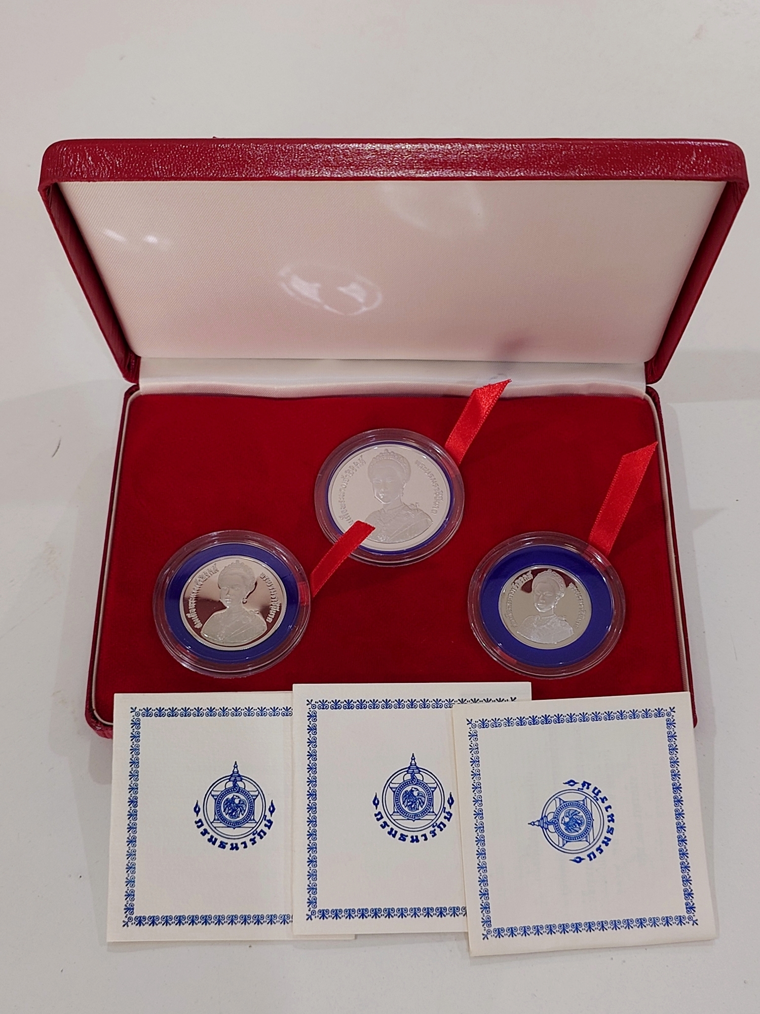 เหรียญเงินขัดเงา ครบชุด 3 ขนาด ที่ระลึกเฉลิมพระชนมพรรษา 5 รอบ สมเด็จพระนางเจ้าสิริกิติ์ พระบรมราชินีนาถ พ.ศ.2535 ไม่ผ่านใช้