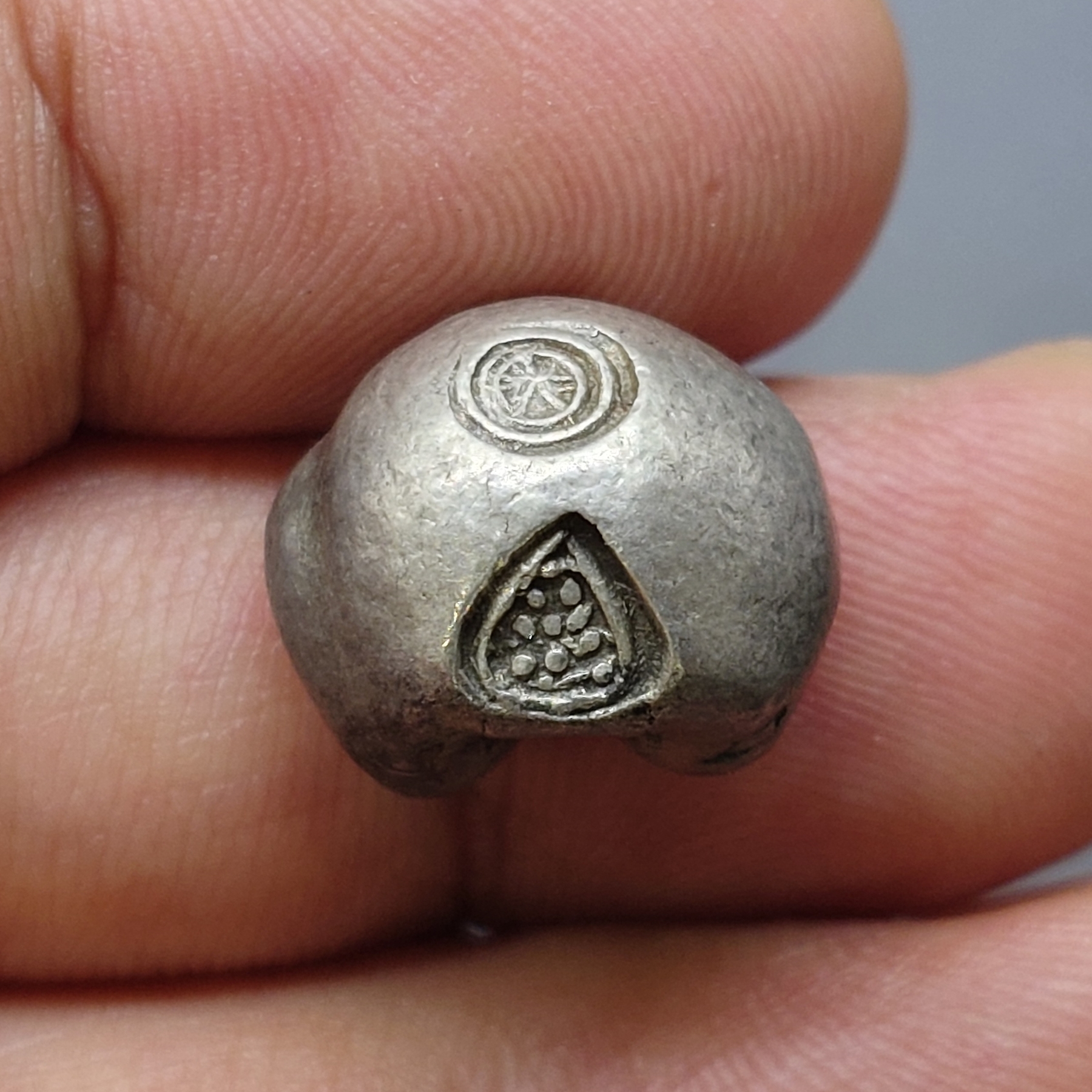 พดด้วง ขนาด 1 บาท สมัยกรุงศรีอยุธยา ตราราชวัตร 9 จุด สภาพสวย