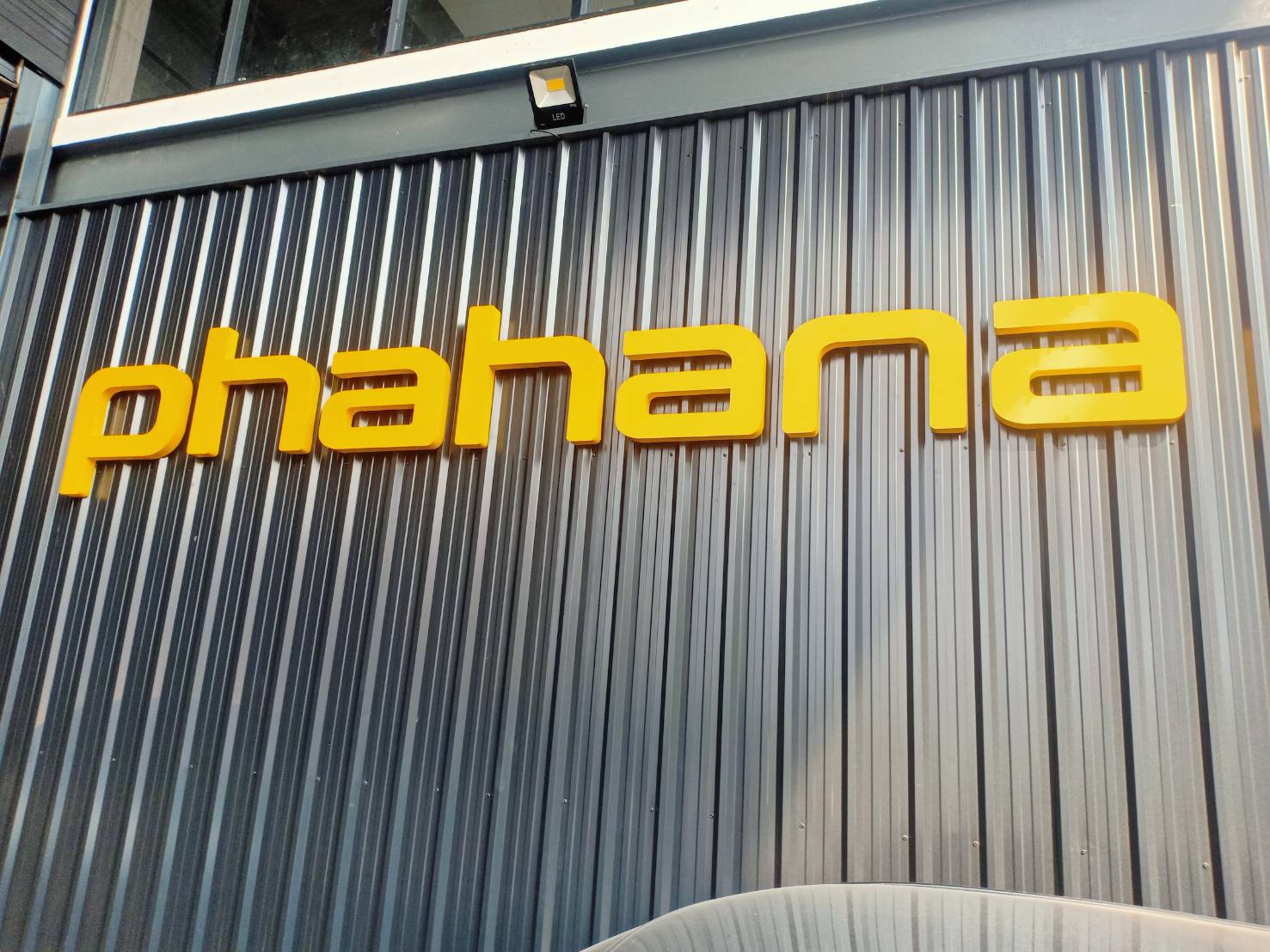 ป้ายตัวอักษรโลหะซิ้งค์พ่นสีเหลือง งานPHAHANA