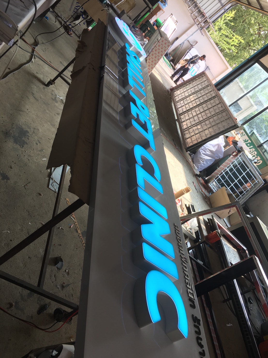 งานป้ายโรงพยาบาลสัตว์ ป้ายไฟตัวอักษร พื่นหลังเป็นคอมโพสิต ร้านคลีนิค งานSmall Pet Clinic