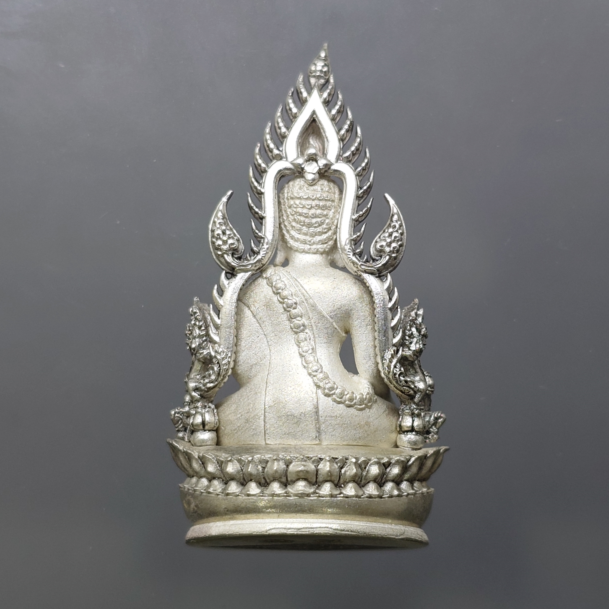 พระพุทธชินราช พิมพ์แต่งฉลุลอยองค์ เนื้อเงิน ลงยาดำ รุ่นจอมราชันย์ วัดพระศรีรัตนมหาธาตุ พิษณุโลก ปี2555 ตลับเดิม สภาพสวยๆ