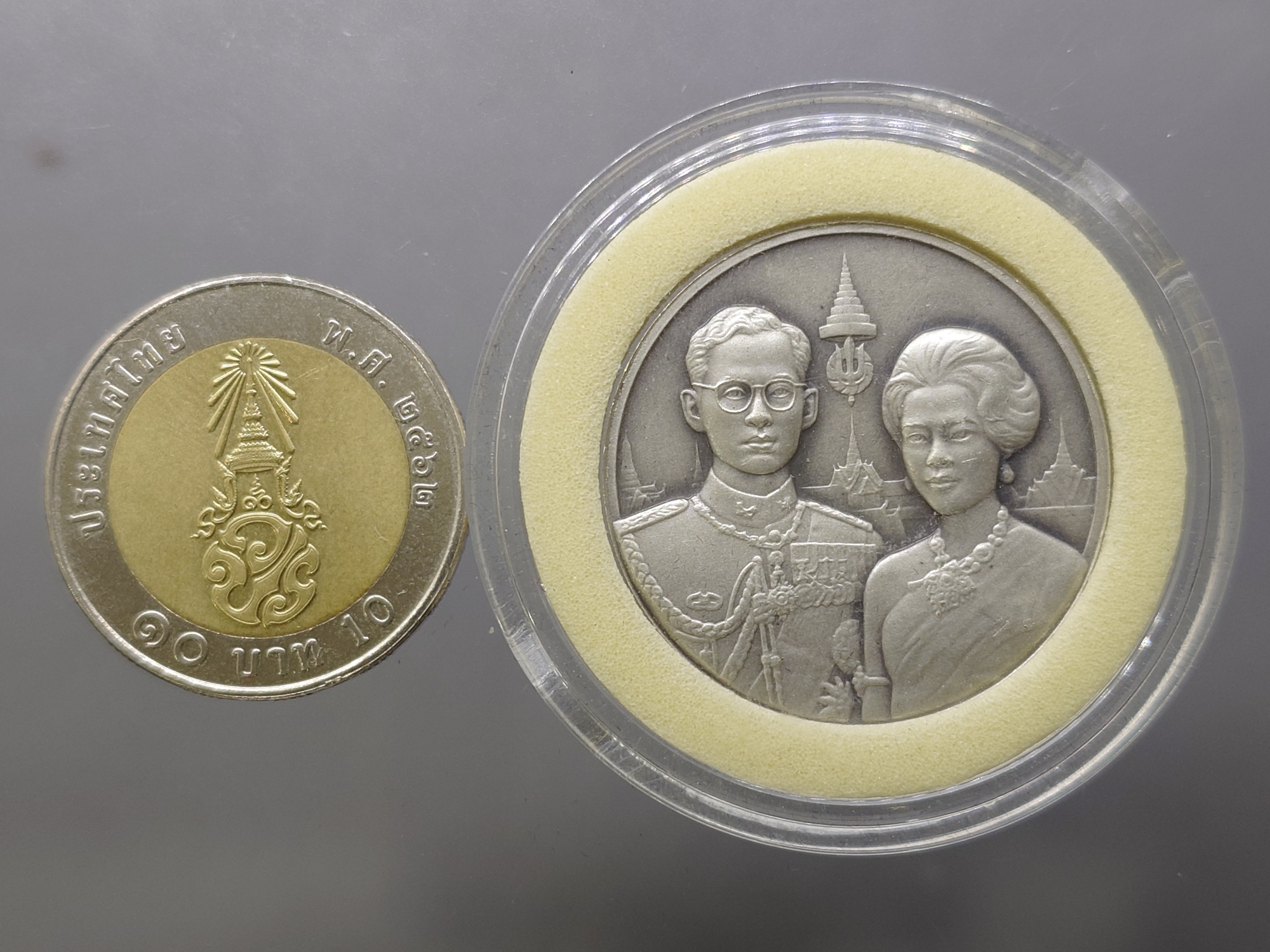 เหรียญที่ระลึก 50 ปี พระบรมราชาภิเษกสมรส พ.ศ.2543 เนื้อเงินรมดำ พร้อมกล่องหนัง และใบเซอร์จากกรมธนารักษ์