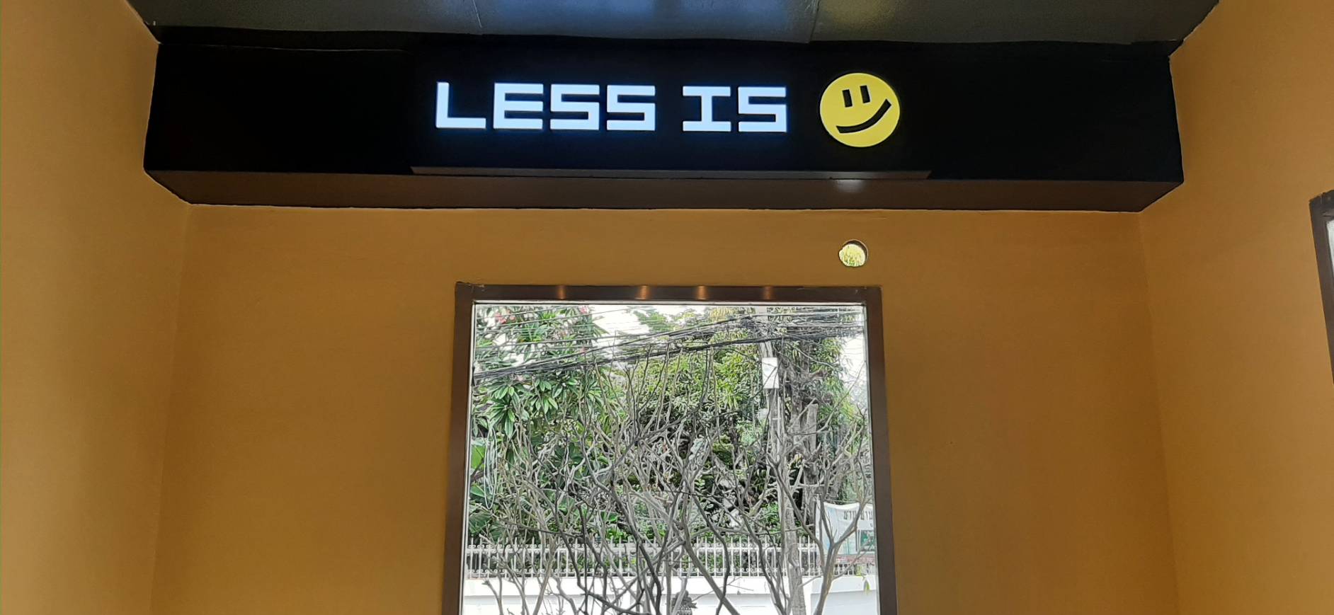 รับทำป้ายกล่องไฟแอลอีดี ป้ายกล้องไฟ งานLESS IS EMOTION MORI