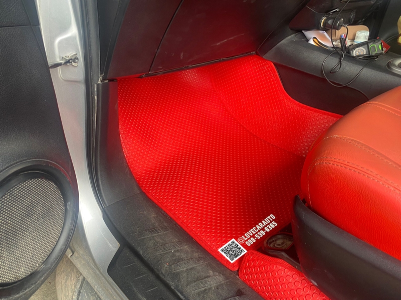 พรมกระดุม toyota Revo cab กระดุมเล็กสีแดงขอบแดงด้ายดำ