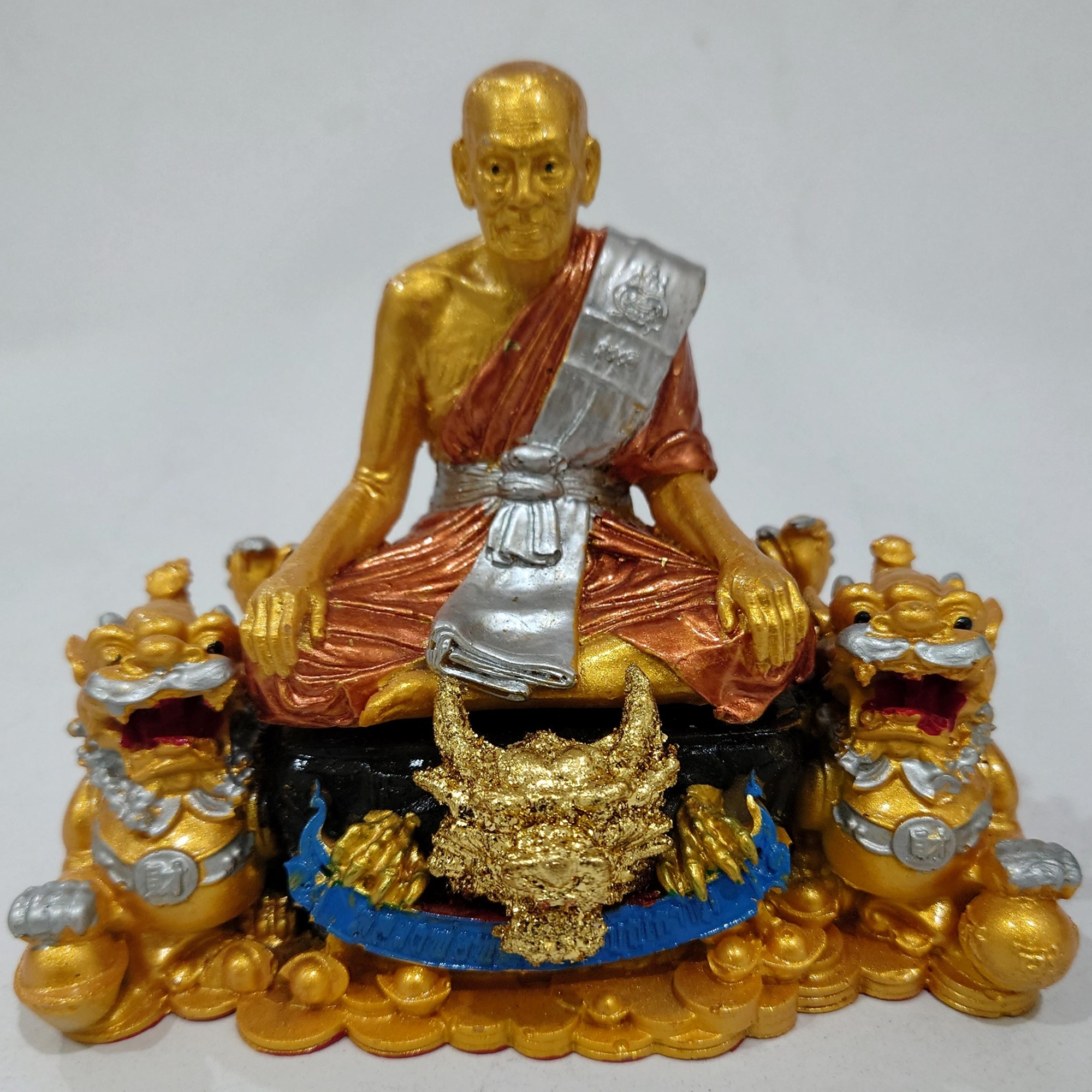 พระบูชา (ตั้งหน้ารถ) รุ่นรวยโชคลาภ 100 ปี เนื้อเรซิ่น องค์พระ 3 K มังกรทอง ปี่เซี่ยทอง หลวงพ่อพัฒน์ วัดห้วยด้วน โคท 50