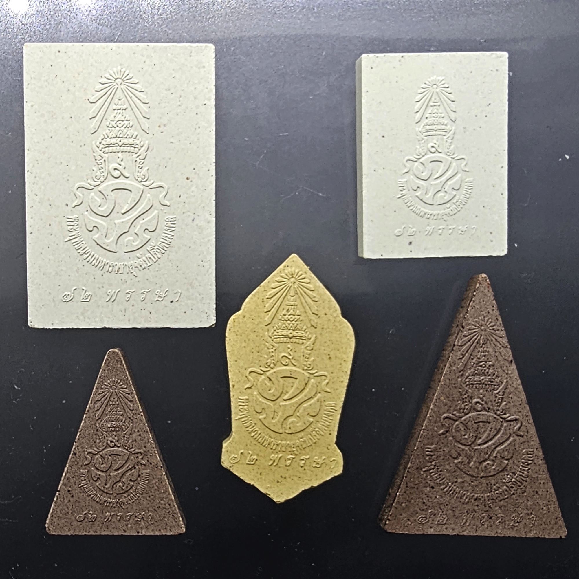 ชุดพระผง 5 องค์ พระพุทธนวมมหาราชายุจฉับปริวัตนมงคล ภปร. รุ่นเฉลิมพระชนมพรรษา 72 พรรษา รัชกาลที่ 9 ปี 2542 พร้อมตลับเดิม