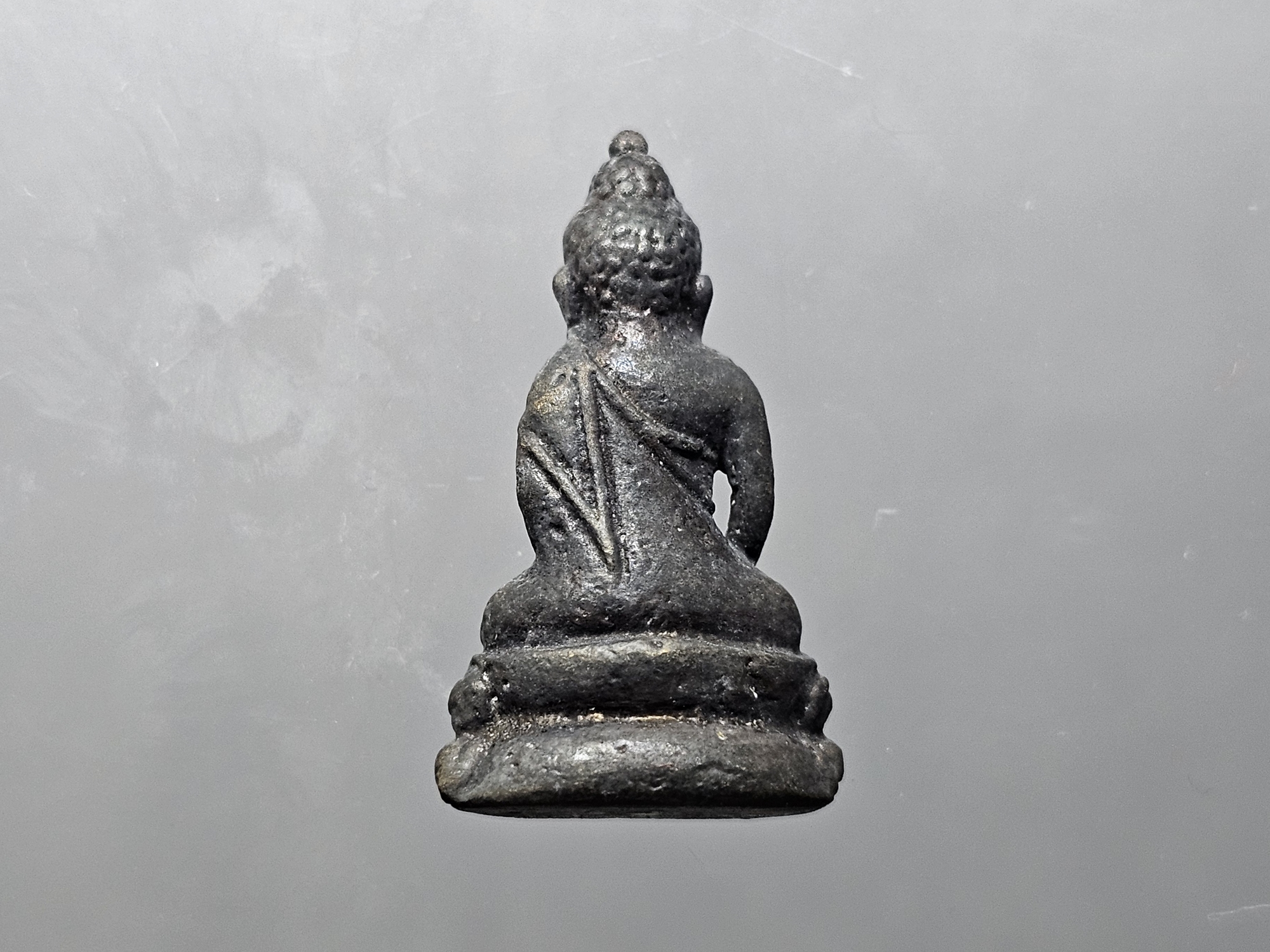 พระกริ่งเล็กวัดสุทัศน์ มูลนิธิอัฏฐมราชานุสรณ์ หลวงปู่โต๊ะร่วมปลุกเสก จัดสร้างโดย สมเด็จพุฒาจารย์ (เสงี่ยม) วัดสุทัศน์เทพวราราม เนื้อทองเหลืองรมดำ ปี2516 พร้อมกล่องเดิม