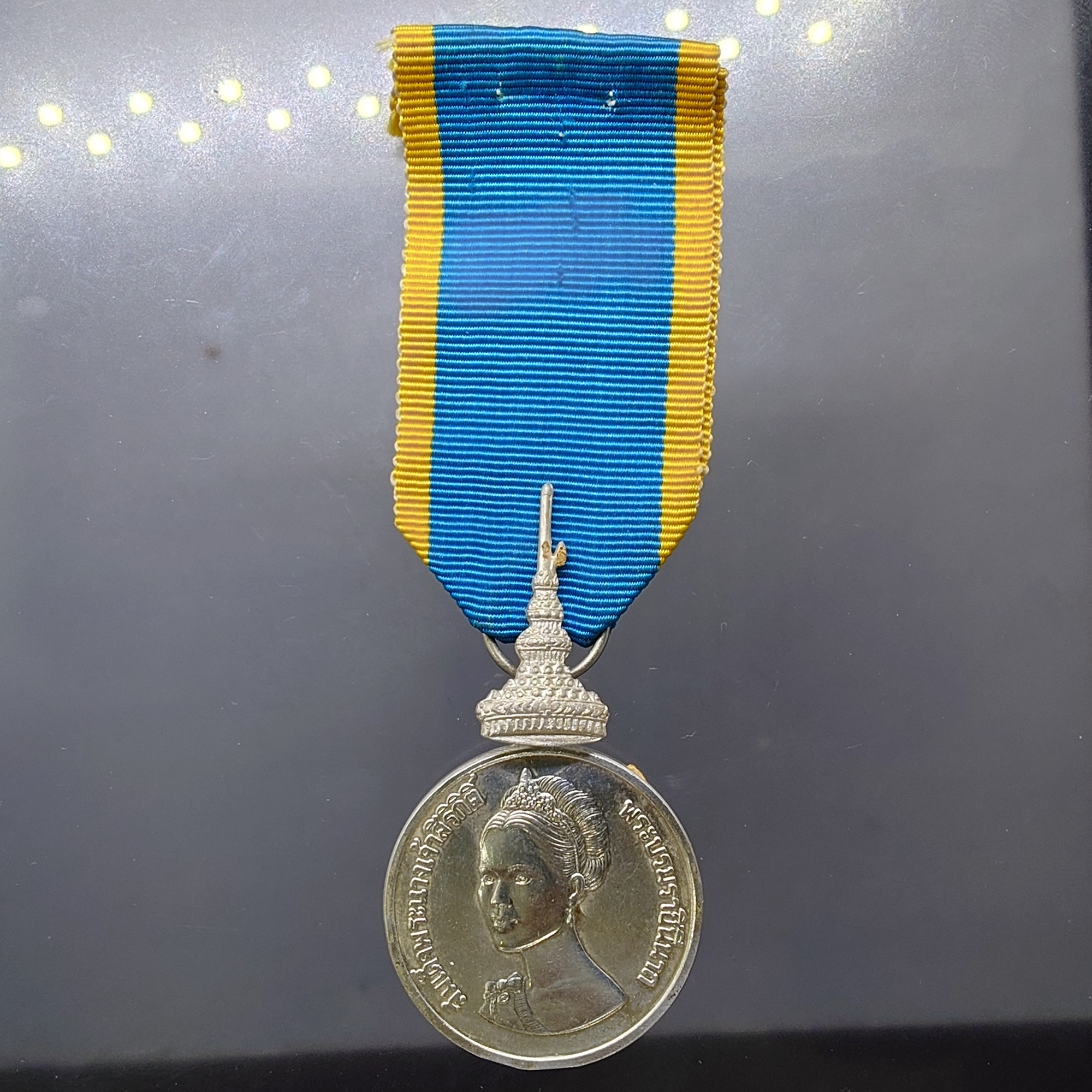 เหรียญที่ระลึกประดับแพรแถบ เฉลิมพระเกียรติสมเด็จพระนางเจ้าสิริกิติ์ พระบรมราชินีนาถ 50 พรรษา พ.ศ.2525 (แบบชาย)