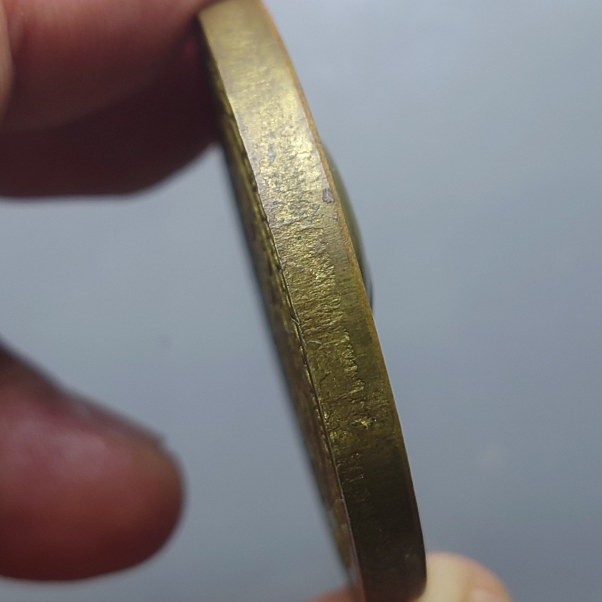 เหรียญบาตรน้ำมนต์ หลวงปู่ทิม วัดพระขาว ปี2538 เนื้อทองฝาบาตร ขนาด 4 ซม.