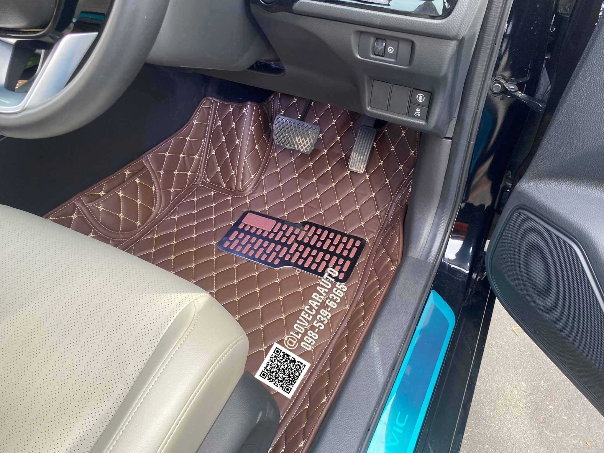 พรมปูพื้นรถยนต์ 6D Honda Civic FE 2022 สีกาแฟ