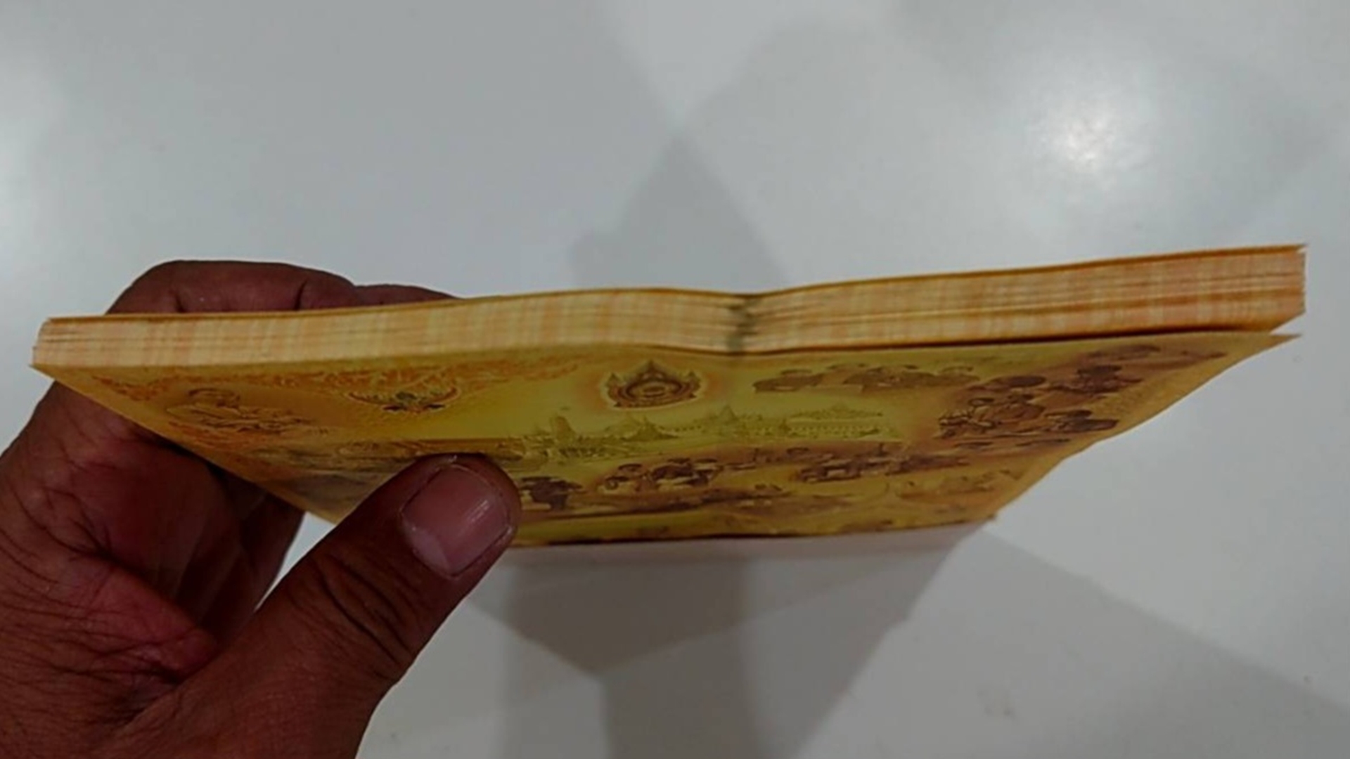 ธนบัตรที่ระลึก 16 บาท (50 ใบ เรียงเลข) พระบาทสมเด็จพระเจ้าอยู่หัว รัชกาลที่ 9 เฉลิมพระชนมพรรษา 80 พรรษา พ.ศ.2550 ไม่ผ่านใช้