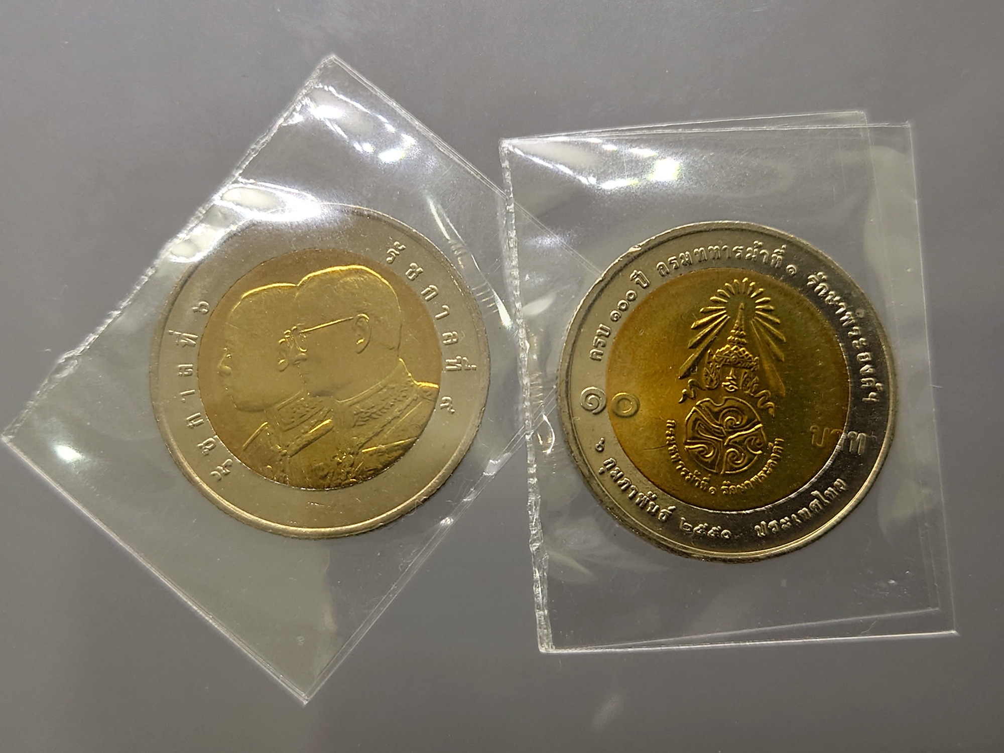 เหรียญยกถุง 100 เหรียญ เหรียญ 10 บาท สองสี ที่ระลึก 100 ปี กรมทหารม้าที่1รักษาพระองค์ ไม่ผ่านใช้