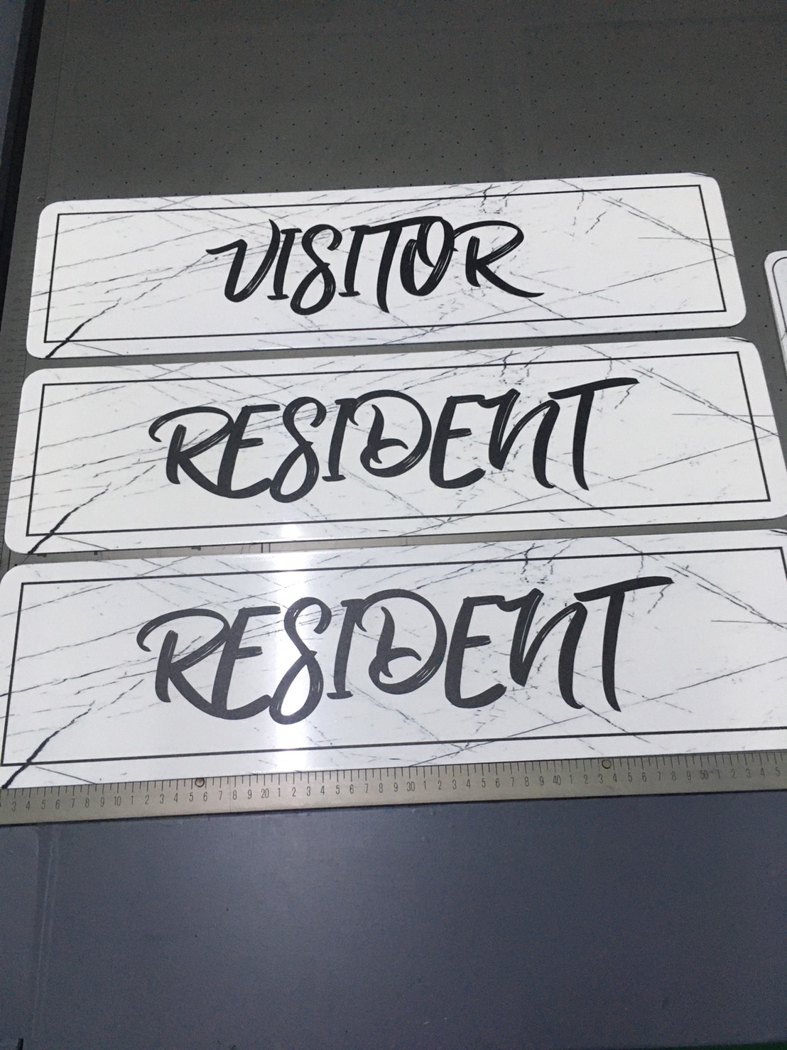 ป้ายพิมพ์ลงแผ่น งานป้าย VISITOR RESIDENT