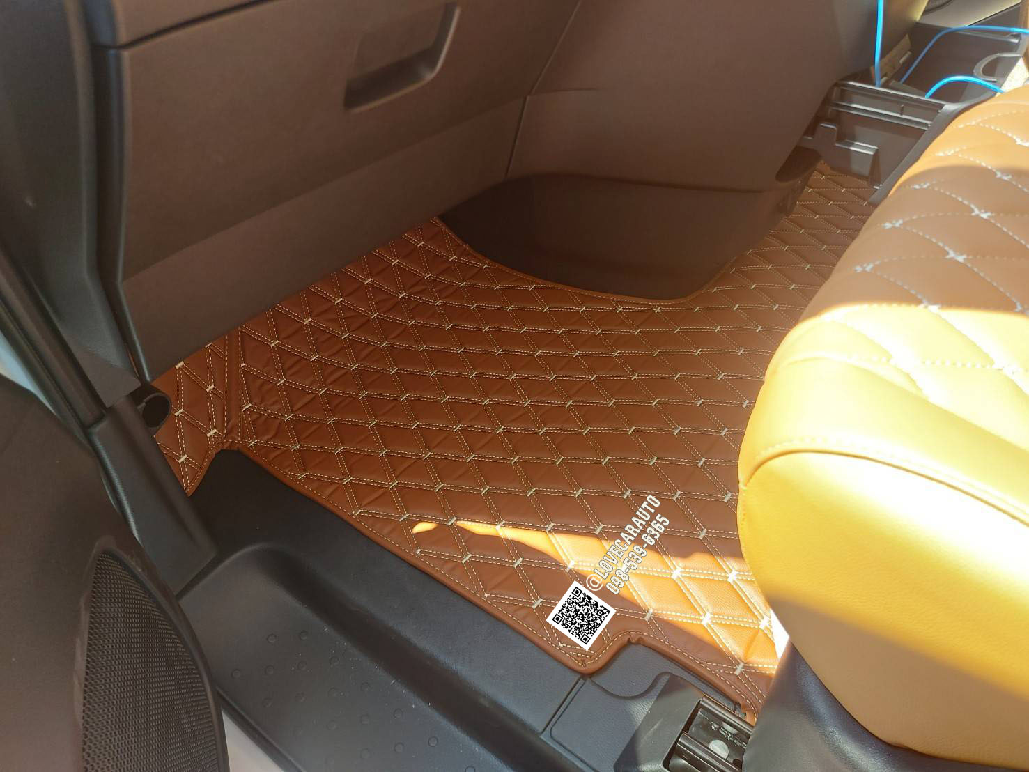 พรมปูพื้นรถยนต์ 6D Nissan Serena สีน้ำตาลเข้ม VVIP