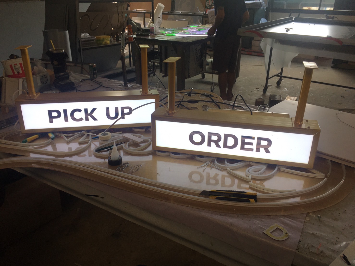 รับทำป้ายกล่องไฟ ป้ายไฟร้านอาหาร ป้ายร้านคาเฟ่ งานป้ายกล่องไฟPICK UP ORDER