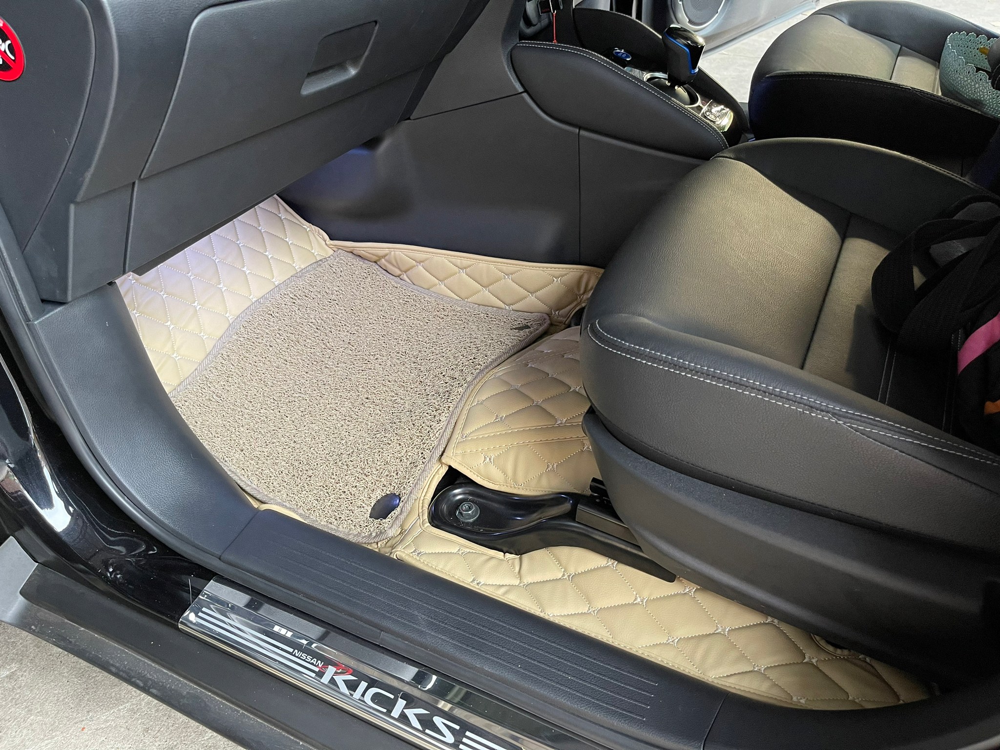 พรมปูพื้นรถยนต์ 7D Nissan kicks 2022 สีครีม+ไวนิลสีครีม