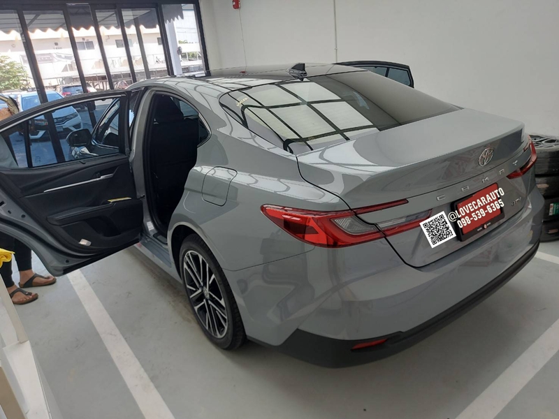 พรมปูพื้นรถยนต์ Toyota Camry 2025 กระดุมเล็กสีเทา