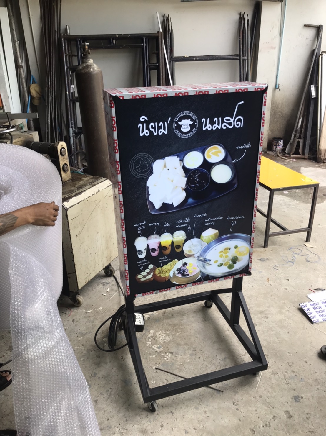 รับทำป้ายร้านคาเฟ่ ป้ายกล่องไฟล้อเลื่อน ป้ายนิยมนมสด