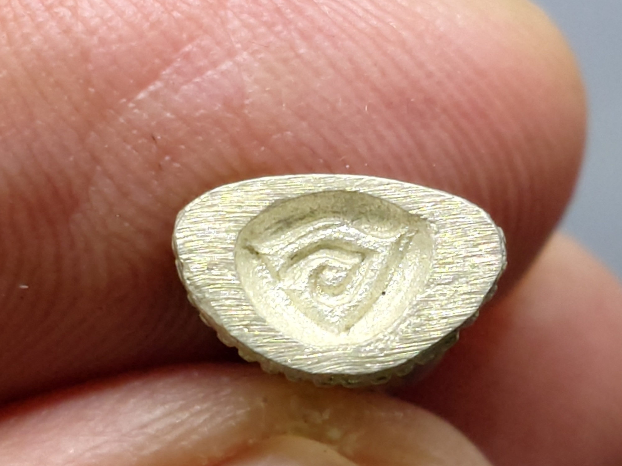 พระกริ่ง – พระชัยวัฒน์ มูลนิธิอัฏฐมราชานุสรณ์ วัดสุทัศน์เทพวราราม ปี 2534 เนื้อเงิน พร้อมกล่องเดิม