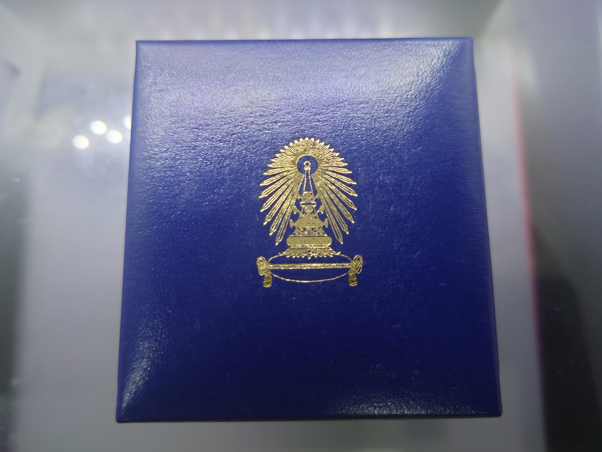 เหรียญเฉลิมพระเกียรติ พระราชสมภพครบ 150 ปี รัชกาลที่5 เนื้อเงินพ่นทราย สาธิตจุฬาฯ สร้าง พิมพ์เล็ก พ.ศ.2546 พร้อมกล่องเดิม ใบเซอร์