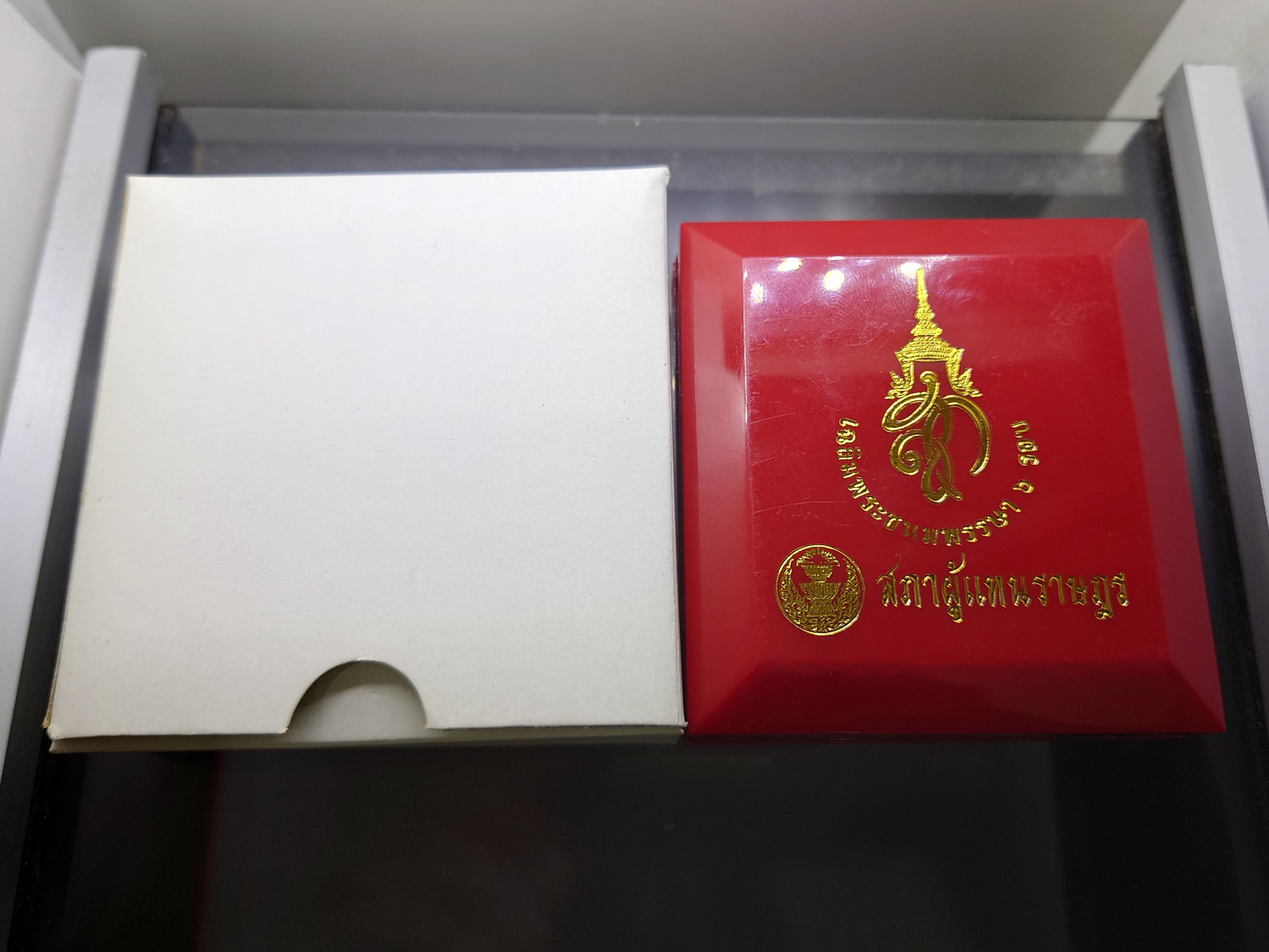 สมเด็จนางพญา ที่ระลึกเฉลิมพระชนมพรรษา 6 รอบ ราชินีนาถ หลัง สก.สภาผู้แทนราษฎร จัดสร้าง ปี 2547 พร้อมกล่องเดิม (ชุด 6 เหรียญ)