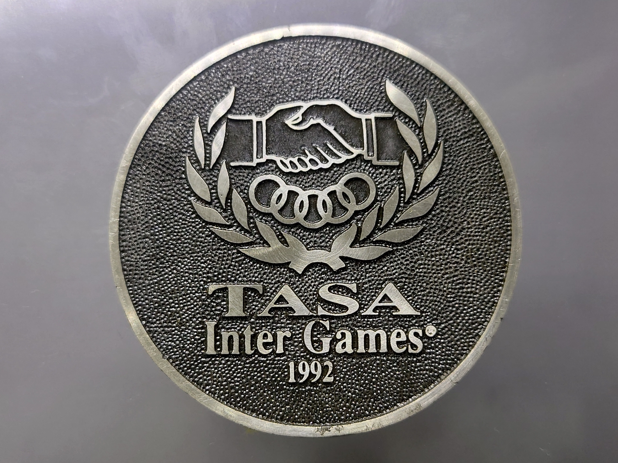 เหรียญพิวเตอร์ ขนาด 6 เซน เหรียญพระนางเจ้าสิริกิติ์ ที่ระลึกมหกรรมกีฬาเฉลิมพระเกียรติ 60 พรรษา มหาราชินี TASA INTERGAME 1992 พร้อมกล่องเดิม